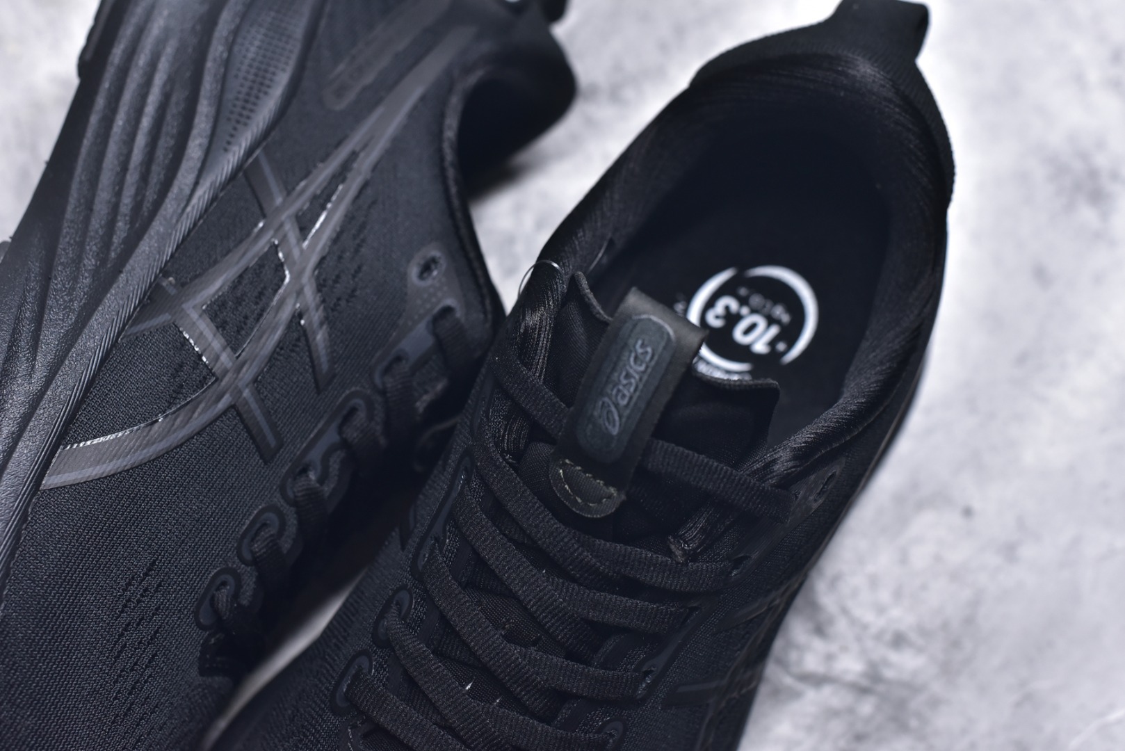 图片[9]-#Asics GEL-KAYANO 亚瑟士32 LUXE 时尚舒适 低帮跑步鞋 ASICS (亚瑟士)是日本实业家鬼冢喜八郎创立的跑鞋运动品牌，名字想法源自著名的拉丁谚语“AnimaSana In Corpore Sano”，意为“健全的精神寓于强健的体魄”。正如其名字的含义，ASICS亚瑟士一直坚信保持身体的健康与活力是打造健康快乐的生活方式的最佳途径。亚瑟士的跑鞋、篮球鞋等系列集专业与美貌于一身，拥有极高的热度。2016年，ASICS在“2016年日本最佳全球品牌”排行榜名列第17名。 货号：1011C051-001 尺码：36 37 37.5 38 38.5 39.5 40 40.5 41.5 42 42.5 43 44 45 46 47-选品中心