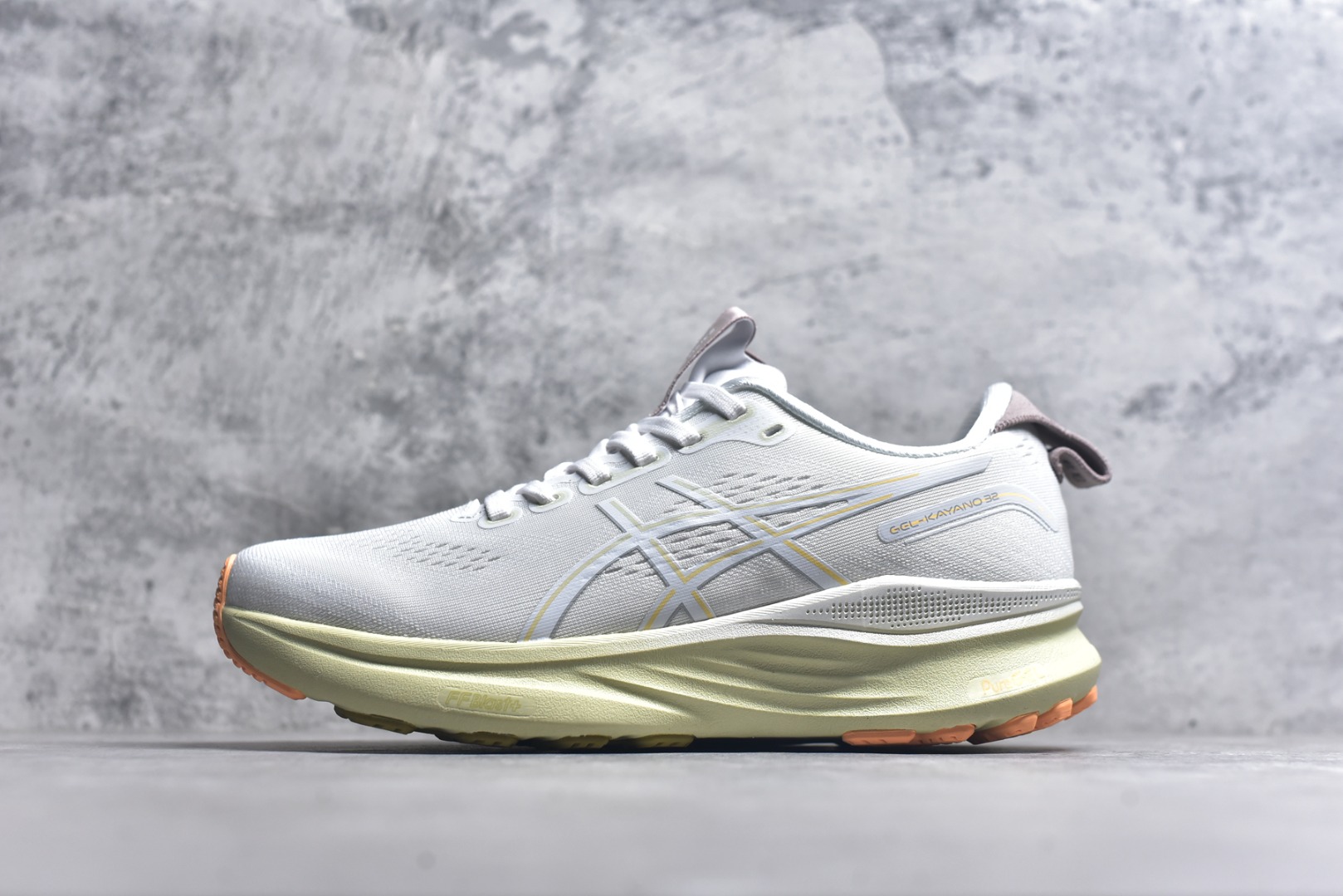 #Asics GEL-KAYANO 亚瑟士32 LUXE 时尚舒适 低帮跑步鞋 ASICS (亚瑟士)是日本实业家鬼冢喜八郎创立的跑鞋运动品牌，名字想法源自著名的拉丁谚语“AnimaSana In Corpore Sano”，意为“健全的精神寓于强健的体魄”。正如其名字的含义，ASICS亚瑟士一直坚信保持身体的健康与活力是打造健康快乐的生活方式的最佳途径。亚瑟士的跑鞋、篮球鞋等系列集专业与美貌于一身，拥有极高的热度。2016年，ASICS在“2016年日本最佳全球品牌”排行榜名列第17名。 货号：1011C052-101 尺码：36 37 37.5 38 38.5 39.5 40 40.5 41.5 42 42.5 43 44 45 46 47-选品中心