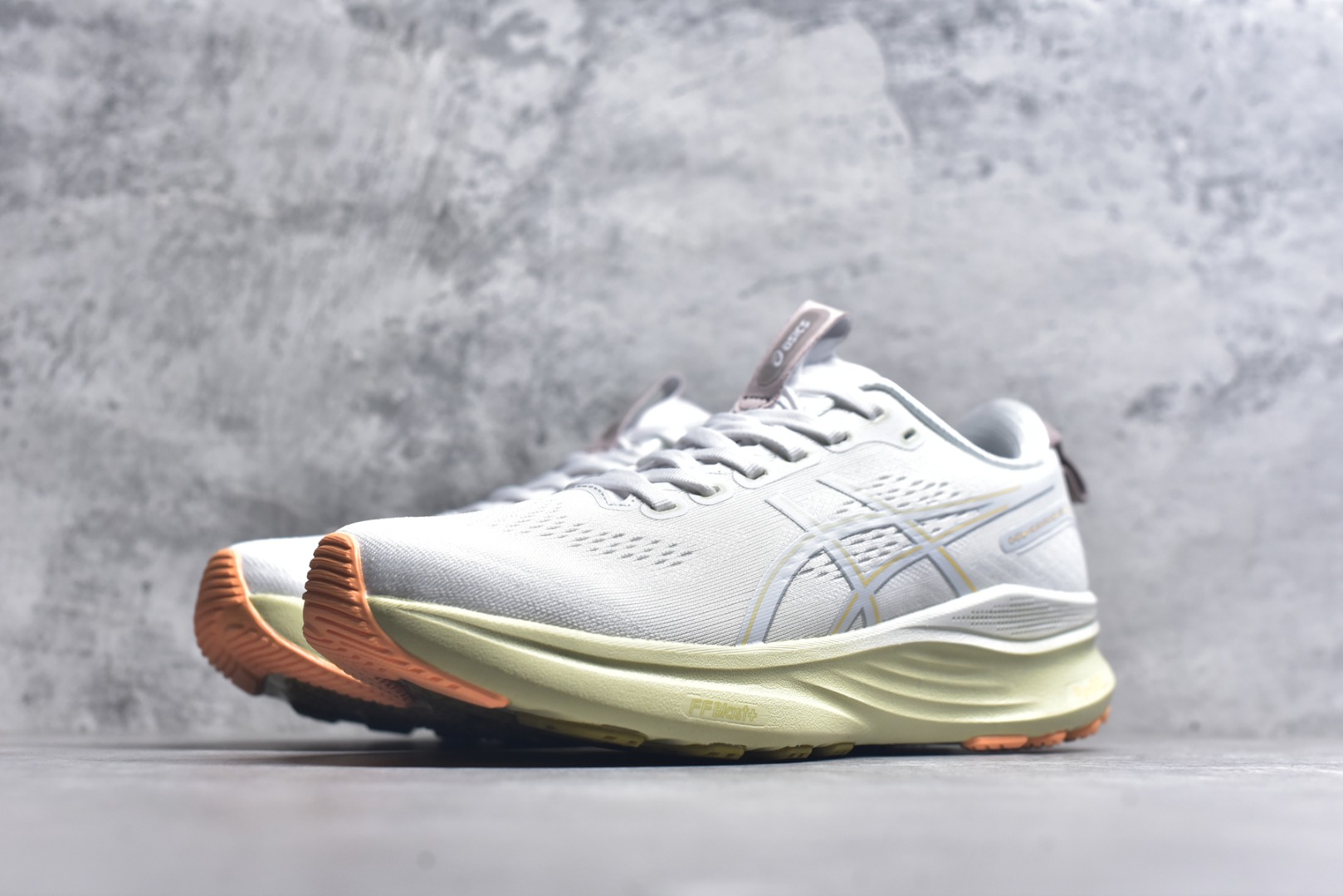 图片[2]-#Asics GEL-KAYANO 亚瑟士32 LUXE 时尚舒适 低帮跑步鞋 ASICS (亚瑟士)是日本实业家鬼冢喜八郎创立的跑鞋运动品牌，名字想法源自著名的拉丁谚语“AnimaSana In Corpore Sano”，意为“健全的精神寓于强健的体魄”。正如其名字的含义，ASICS亚瑟士一直坚信保持身体的健康与活力是打造健康快乐的生活方式的最佳途径。亚瑟士的跑鞋、篮球鞋等系列集专业与美貌于一身，拥有极高的热度。2016年，ASICS在“2016年日本最佳全球品牌”排行榜名列第17名。 货号：1011C052-101 尺码：36 37 37.5 38 38.5 39.5 40 40.5 41.5 42 42.5 43 44 45 46 47-选品中心