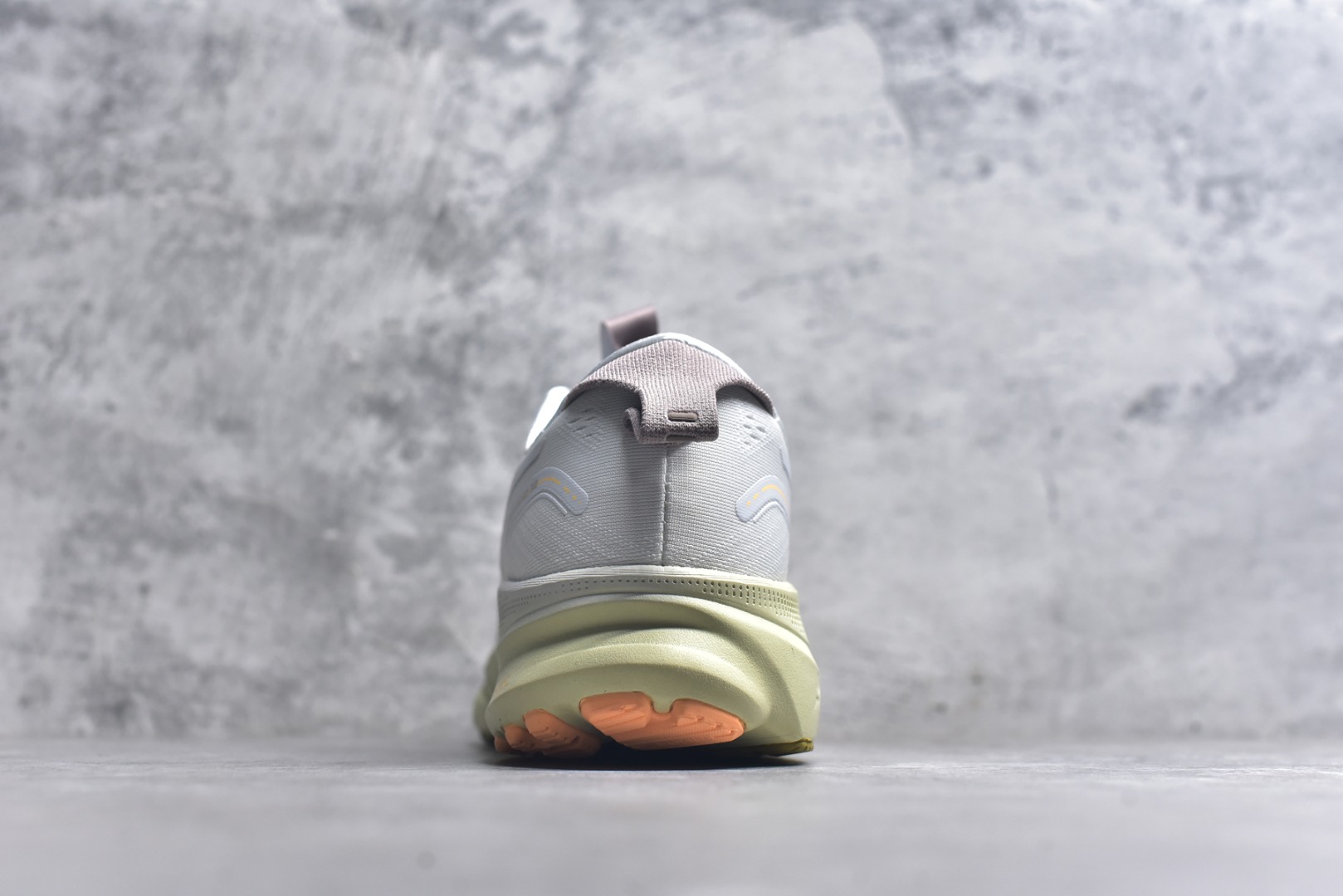 图片[5]-#Asics GEL-KAYANO 亚瑟士32 LUXE 时尚舒适 低帮跑步鞋 ASICS (亚瑟士)是日本实业家鬼冢喜八郎创立的跑鞋运动品牌，名字想法源自著名的拉丁谚语“AnimaSana In Corpore Sano”，意为“健全的精神寓于强健的体魄”。正如其名字的含义，ASICS亚瑟士一直坚信保持身体的健康与活力是打造健康快乐的生活方式的最佳途径。亚瑟士的跑鞋、篮球鞋等系列集专业与美貌于一身，拥有极高的热度。2016年，ASICS在“2016年日本最佳全球品牌”排行榜名列第17名。 货号：1011C052-101 尺码：36 37 37.5 38 38.5 39.5 40 40.5 41.5 42 42.5 43 44 45 46 47-选品中心