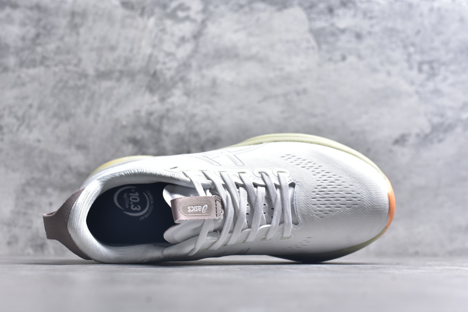 图片[4]-#Asics GEL-KAYANO 亚瑟士32 LUXE 时尚舒适 低帮跑步鞋 ASICS (亚瑟士)是日本实业家鬼冢喜八郎创立的跑鞋运动品牌，名字想法源自著名的拉丁谚语“AnimaSana In Corpore Sano”，意为“健全的精神寓于强健的体魄”。正如其名字的含义，ASICS亚瑟士一直坚信保持身体的健康与活力是打造健康快乐的生活方式的最佳途径。亚瑟士的跑鞋、篮球鞋等系列集专业与美貌于一身，拥有极高的热度。2016年，ASICS在“2016年日本最佳全球品牌”排行榜名列第17名。 货号：1011C052-101 尺码：36 37 37.5 38 38.5 39.5 40 40.5 41.5 42 42.5 43 44 45 46 47-选品中心