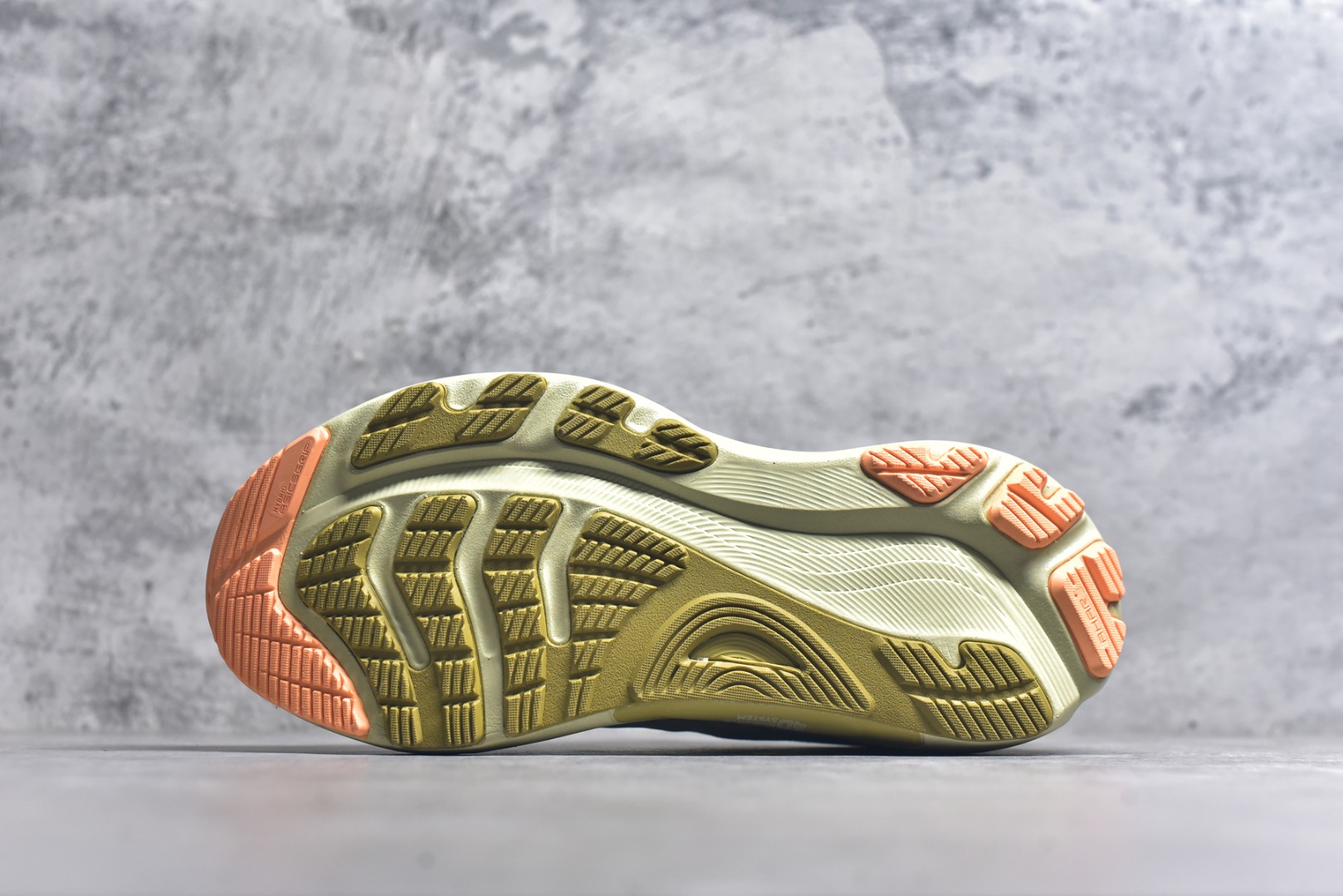 图片[6]-#Asics GEL-KAYANO 亚瑟士32 LUXE 时尚舒适 低帮跑步鞋 ASICS (亚瑟士)是日本实业家鬼冢喜八郎创立的跑鞋运动品牌，名字想法源自著名的拉丁谚语“AnimaSana In Corpore Sano”，意为“健全的精神寓于强健的体魄”。正如其名字的含义，ASICS亚瑟士一直坚信保持身体的健康与活力是打造健康快乐的生活方式的最佳途径。亚瑟士的跑鞋、篮球鞋等系列集专业与美貌于一身，拥有极高的热度。2016年，ASICS在“2016年日本最佳全球品牌”排行榜名列第17名。 货号：1011C052-101 尺码：36 37 37.5 38 38.5 39.5 40 40.5 41.5 42 42.5 43 44 45 46 47-选品中心