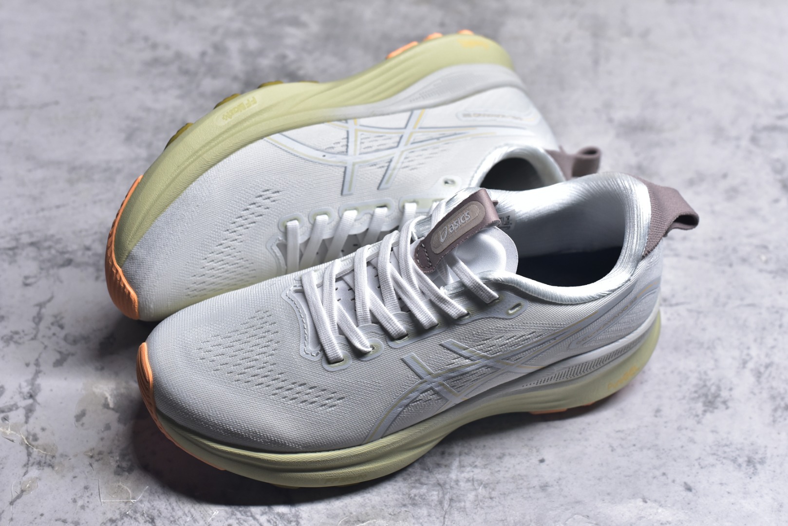 图片[7]-#Asics GEL-KAYANO 亚瑟士32 LUXE 时尚舒适 低帮跑步鞋 ASICS (亚瑟士)是日本实业家鬼冢喜八郎创立的跑鞋运动品牌，名字想法源自著名的拉丁谚语“AnimaSana In Corpore Sano”，意为“健全的精神寓于强健的体魄”。正如其名字的含义，ASICS亚瑟士一直坚信保持身体的健康与活力是打造健康快乐的生活方式的最佳途径。亚瑟士的跑鞋、篮球鞋等系列集专业与美貌于一身，拥有极高的热度。2016年，ASICS在“2016年日本最佳全球品牌”排行榜名列第17名。 货号：1011C052-101 尺码：36 37 37.5 38 38.5 39.5 40 40.5 41.5 42 42.5 43 44 45 46 47-选品中心