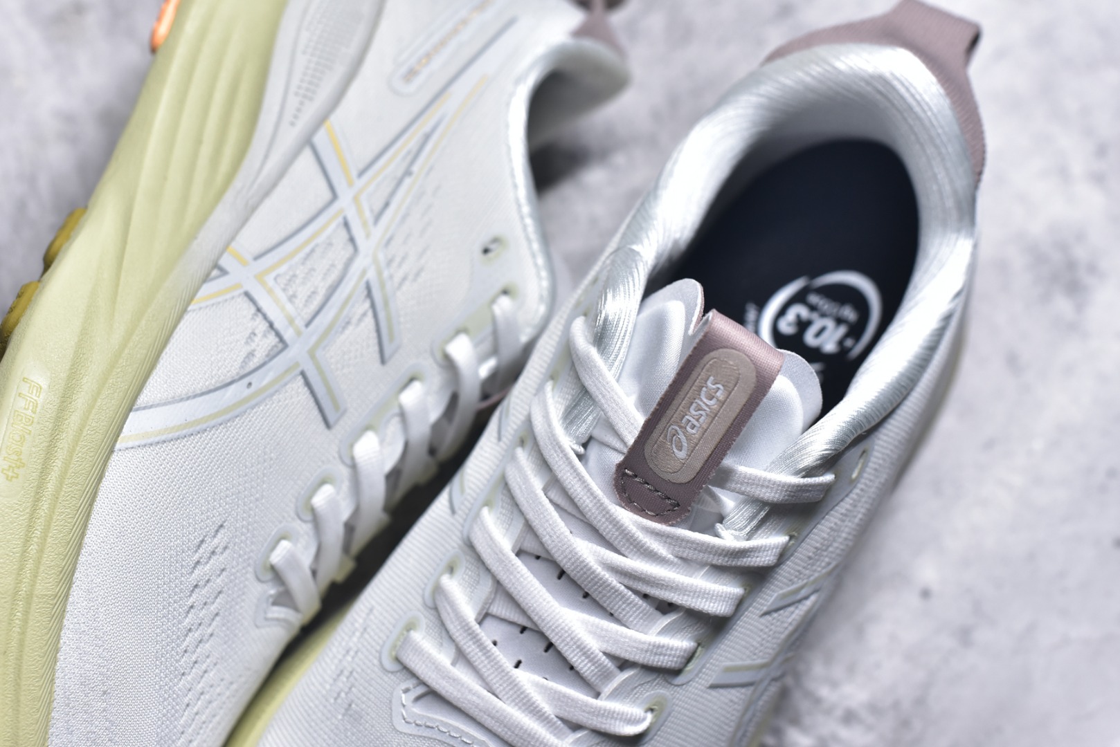 图片[9]-#Asics GEL-KAYANO 亚瑟士32 LUXE 时尚舒适 低帮跑步鞋 ASICS (亚瑟士)是日本实业家鬼冢喜八郎创立的跑鞋运动品牌，名字想法源自著名的拉丁谚语“AnimaSana In Corpore Sano”，意为“健全的精神寓于强健的体魄”。正如其名字的含义，ASICS亚瑟士一直坚信保持身体的健康与活力是打造健康快乐的生活方式的最佳途径。亚瑟士的跑鞋、篮球鞋等系列集专业与美貌于一身，拥有极高的热度。2016年，ASICS在“2016年日本最佳全球品牌”排行榜名列第17名。 货号：1011C052-101 尺码：36 37 37.5 38 38.5 39.5 40 40.5 41.5 42 42.5 43 44 45 46 47-选品中心