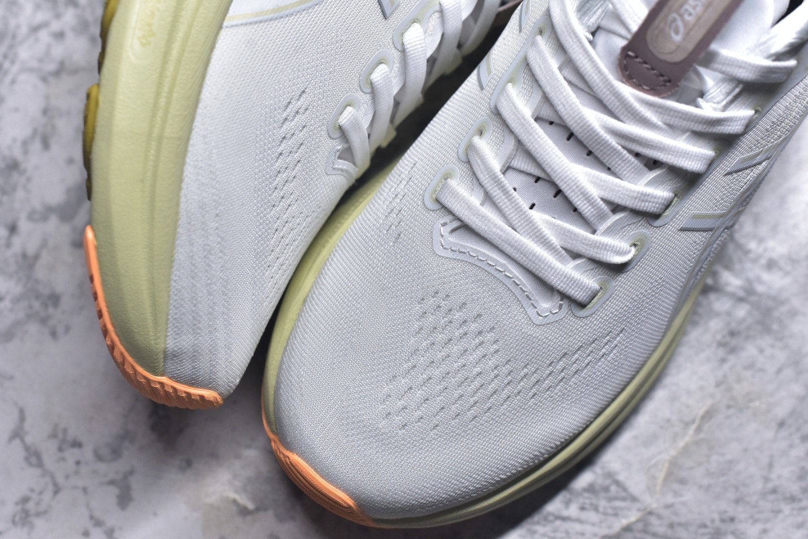 图片[8]-#Asics GEL-KAYANO 亚瑟士32 LUXE 时尚舒适 低帮跑步鞋 ASICS (亚瑟士)是日本实业家鬼冢喜八郎创立的跑鞋运动品牌，名字想法源自著名的拉丁谚语“AnimaSana In Corpore Sano”，意为“健全的精神寓于强健的体魄”。正如其名字的含义，ASICS亚瑟士一直坚信保持身体的健康与活力是打造健康快乐的生活方式的最佳途径。亚瑟士的跑鞋、篮球鞋等系列集专业与美貌于一身，拥有极高的热度。2016年，ASICS在“2016年日本最佳全球品牌”排行榜名列第17名。 货号：1011C052-101 尺码：36 37 37.5 38 38.5 39.5 40 40.5 41.5 42 42.5 43 44 45 46 47-选品中心