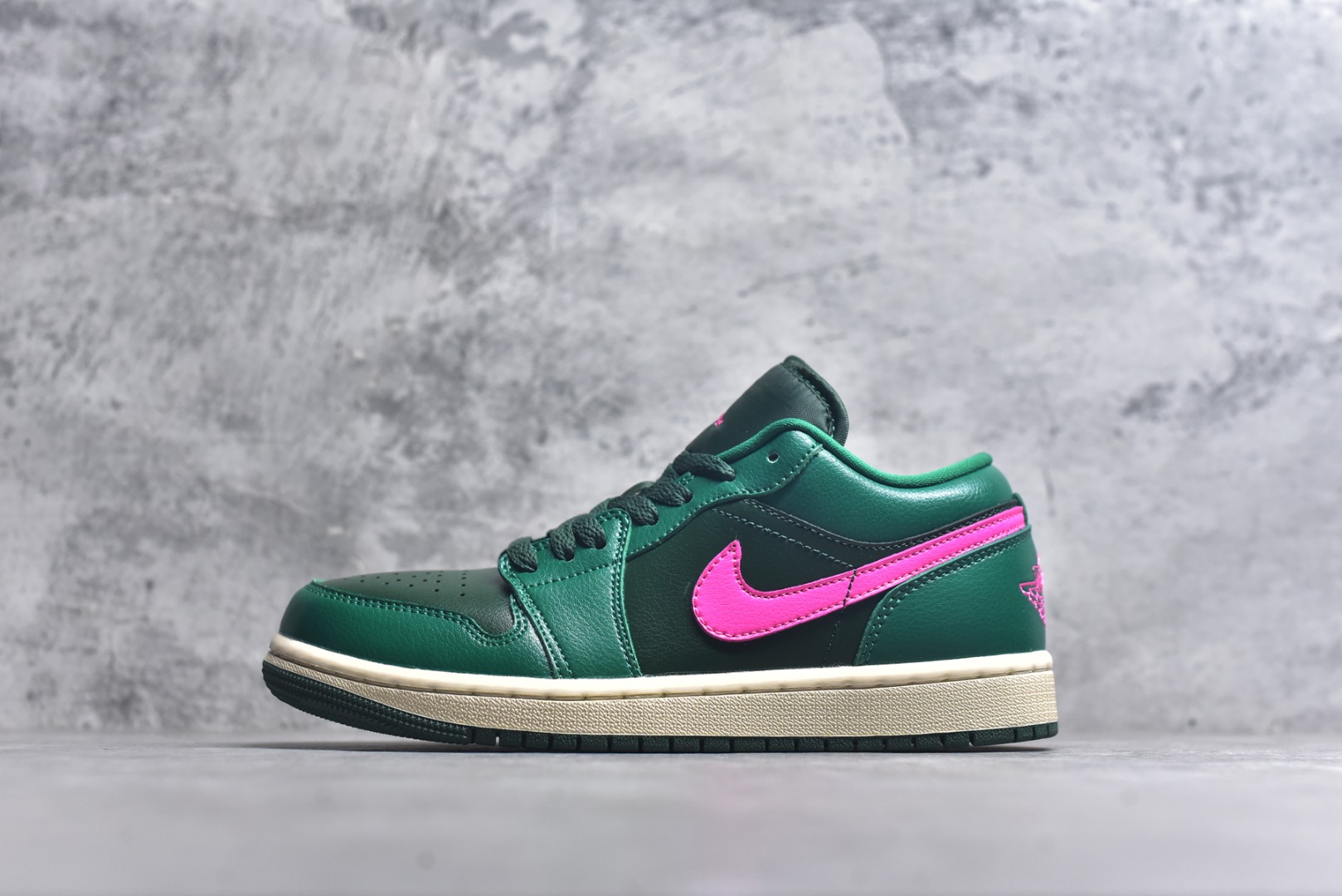 #Nike AIR JORDAN 1 LOW 乔1 低帮文化篮球鞋 完美品质出货 细节如图所示 鞋面切割工整 冲孔整齐干净 中底拉帮线 整体清洁度非常好货号：DC0774 300 尺码：36-46-选品中心