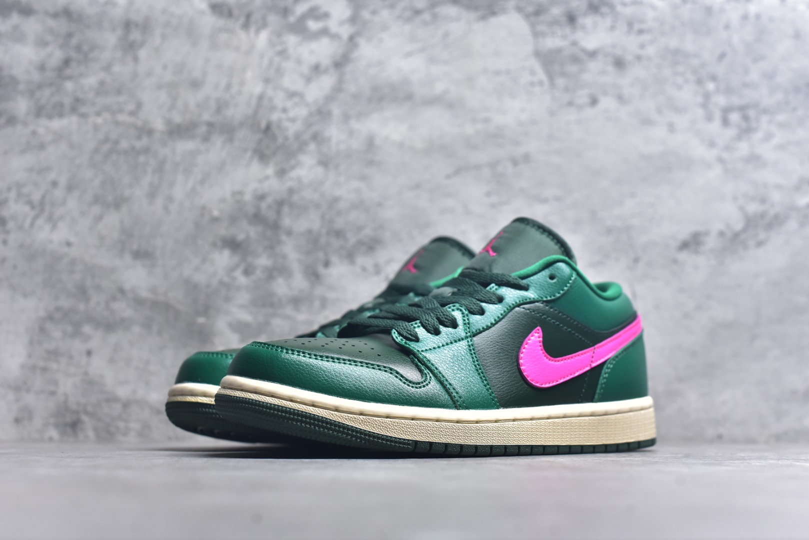 图片[2]-#Nike AIR JORDAN 1 LOW 乔1 低帮文化篮球鞋 完美品质出货 细节如图所示 鞋面切割工整 冲孔整齐干净 中底拉帮线 整体清洁度非常好货号：DC0774 300 尺码：36-46-选品中心