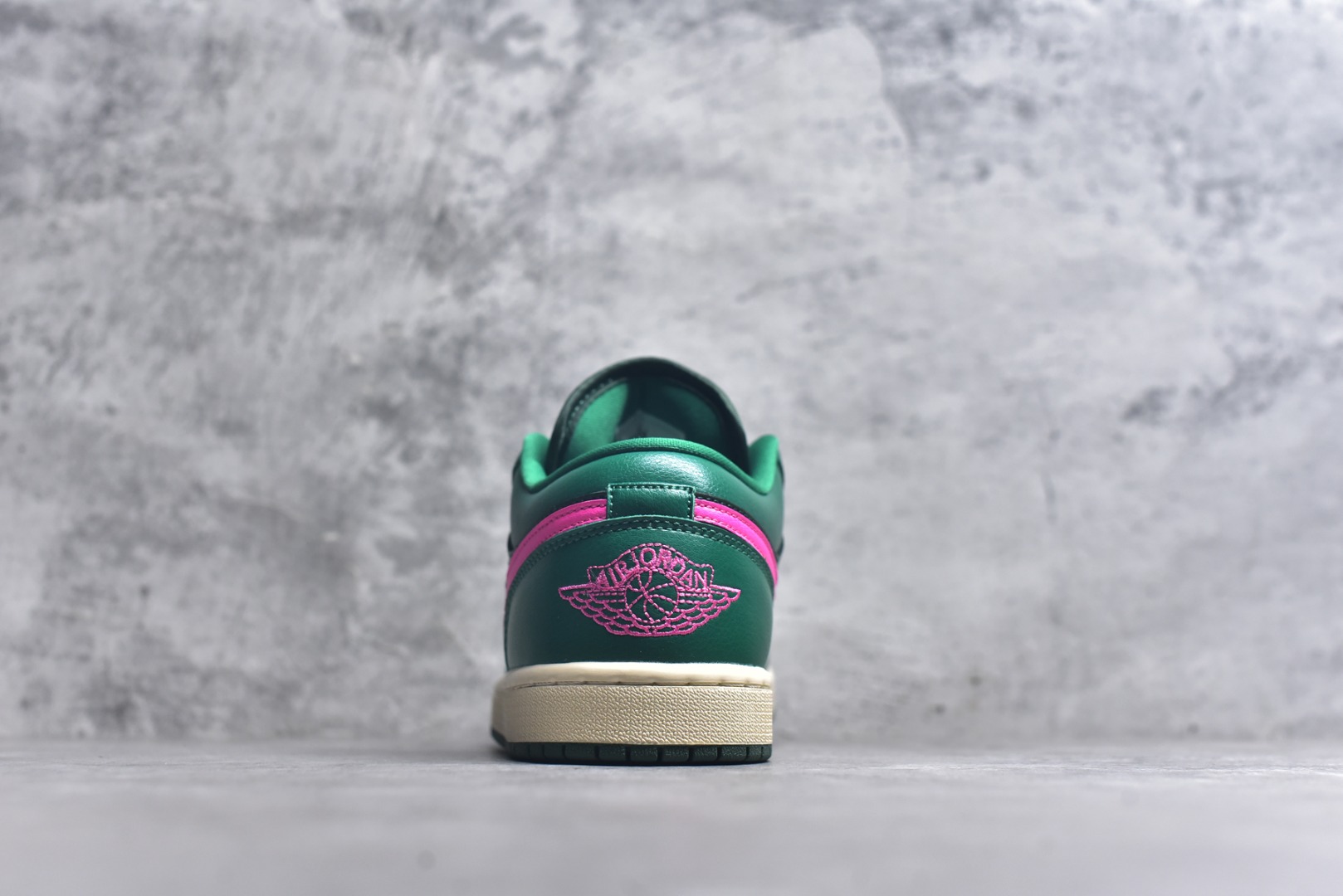 图片[5]-#Nike AIR JORDAN 1 LOW 乔1 低帮文化篮球鞋 完美品质出货 细节如图所示 鞋面切割工整 冲孔整齐干净 中底拉帮线 整体清洁度非常好货号：DC0774 300 尺码：36-46-选品中心