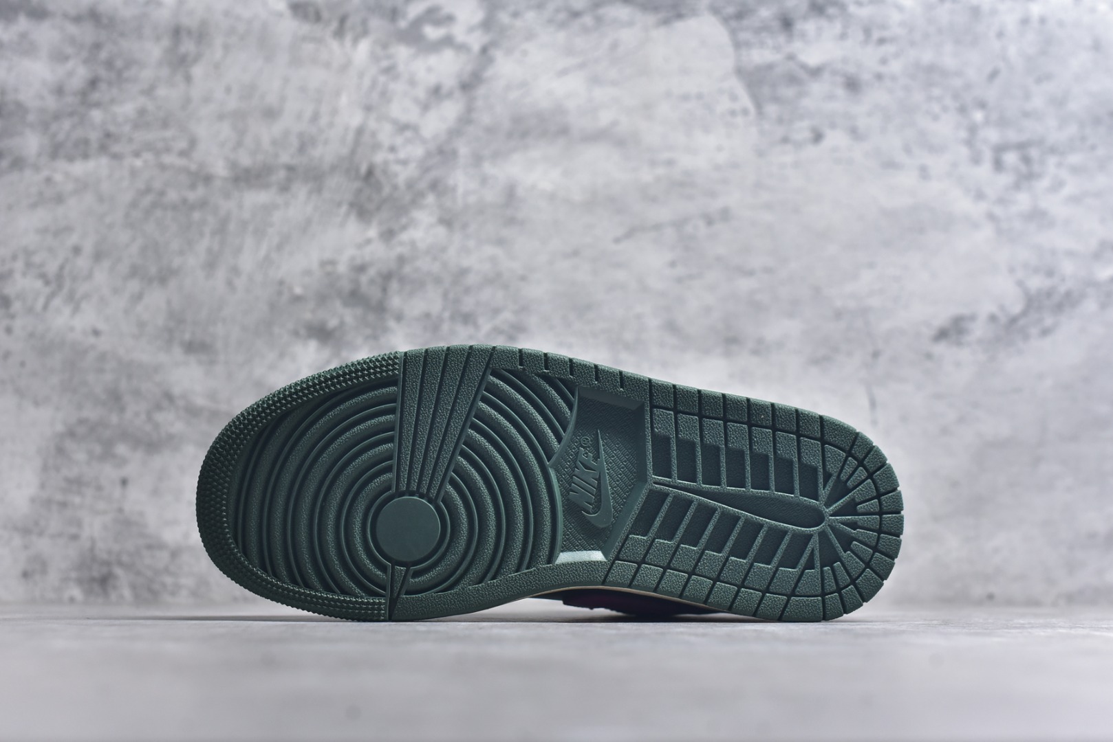 图片[6]-#Nike AIR JORDAN 1 LOW 乔1 低帮文化篮球鞋 完美品质出货 细节如图所示 鞋面切割工整 冲孔整齐干净 中底拉帮线 整体清洁度非常好货号：DC0774 300 尺码：36-46-选品中心