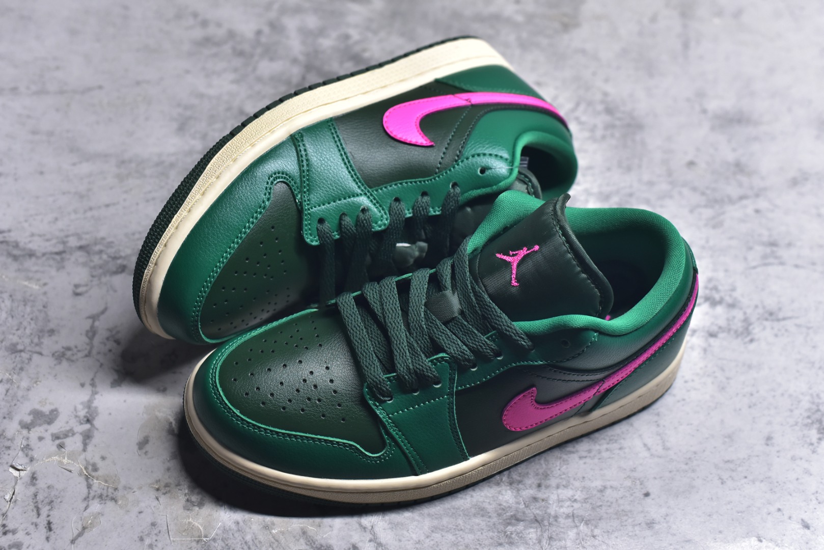 图片[7]-#Nike AIR JORDAN 1 LOW 乔1 低帮文化篮球鞋 完美品质出货 细节如图所示 鞋面切割工整 冲孔整齐干净 中底拉帮线 整体清洁度非常好货号：DC0774 300 尺码：36-46-选品中心