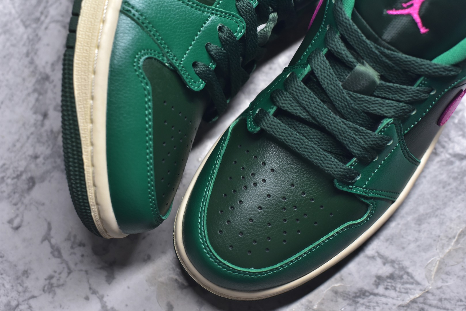 图片[8]-#Nike AIR JORDAN 1 LOW 乔1 低帮文化篮球鞋 完美品质出货 细节如图所示 鞋面切割工整 冲孔整齐干净 中底拉帮线 整体清洁度非常好货号：DC0774 300 尺码：36-46-选品中心