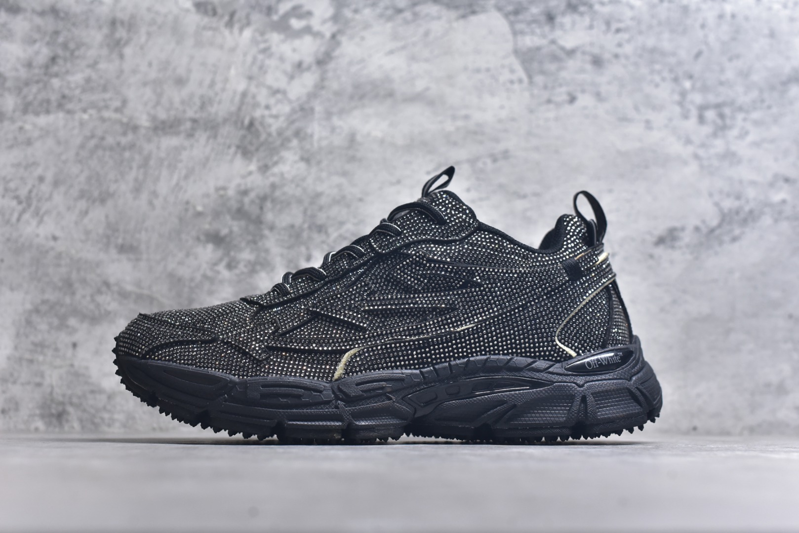 #Off-White 2024年OW最新款跑鞋 黑钻满钻款 百分百原盒正确版 原楦原纸板数据开发 4层分离大底#鞋面采用3d立体打印和多种材料拼接而成#防滑耐磨透气性轻便跑鞋 作为曾经爆火 并且定位奢潮领域的标志性品牌 Off-White 仍需要不断更新符合当下潮流时尚的复古运动鞋款，以期收获基本盘消费者的关注 此次更新的 Off-White 新款运动鞋将经典复古老爹鞋细节设计更加夸张化 并将标志性箭头设计置于显著位置 除此之外 整个系列的色彩搭配也可谓纷繁多样 总有一款适合你 尺码：36 37 38 39 40 41 42 43 44 45 46 47-选品中心