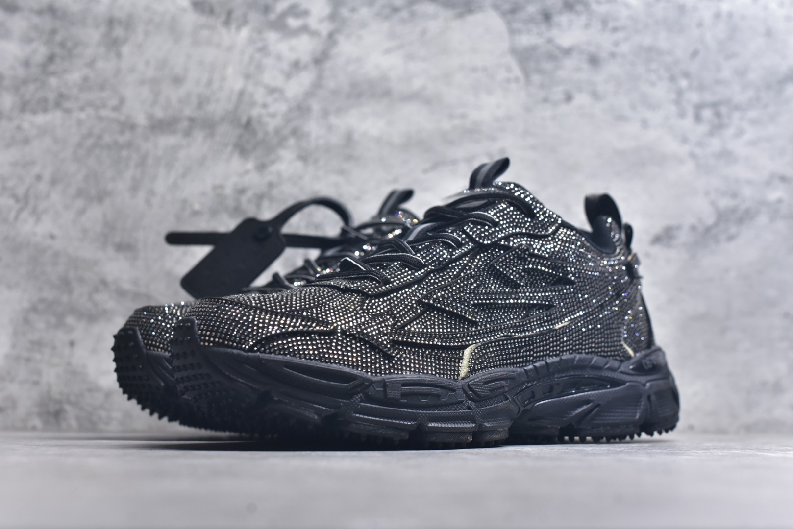 图片[2]-#Off-White 2024年OW最新款跑鞋 黑钻满钻款 百分百原盒正确版 原楦原纸板数据开发 4层分离大底#鞋面采用3d立体打印和多种材料拼接而成#防滑耐磨透气性轻便跑鞋 作为曾经爆火 并且定位奢潮领域的标志性品牌 Off-White 仍需要不断更新符合当下潮流时尚的复古运动鞋款，以期收获基本盘消费者的关注 此次更新的 Off-White 新款运动鞋将经典复古老爹鞋细节设计更加夸张化 并将标志性箭头设计置于显著位置 除此之外 整个系列的色彩搭配也可谓纷繁多样 总有一款适合你 尺码：36 37 38 39 40 41 42 43 44 45 46 47-选品中心