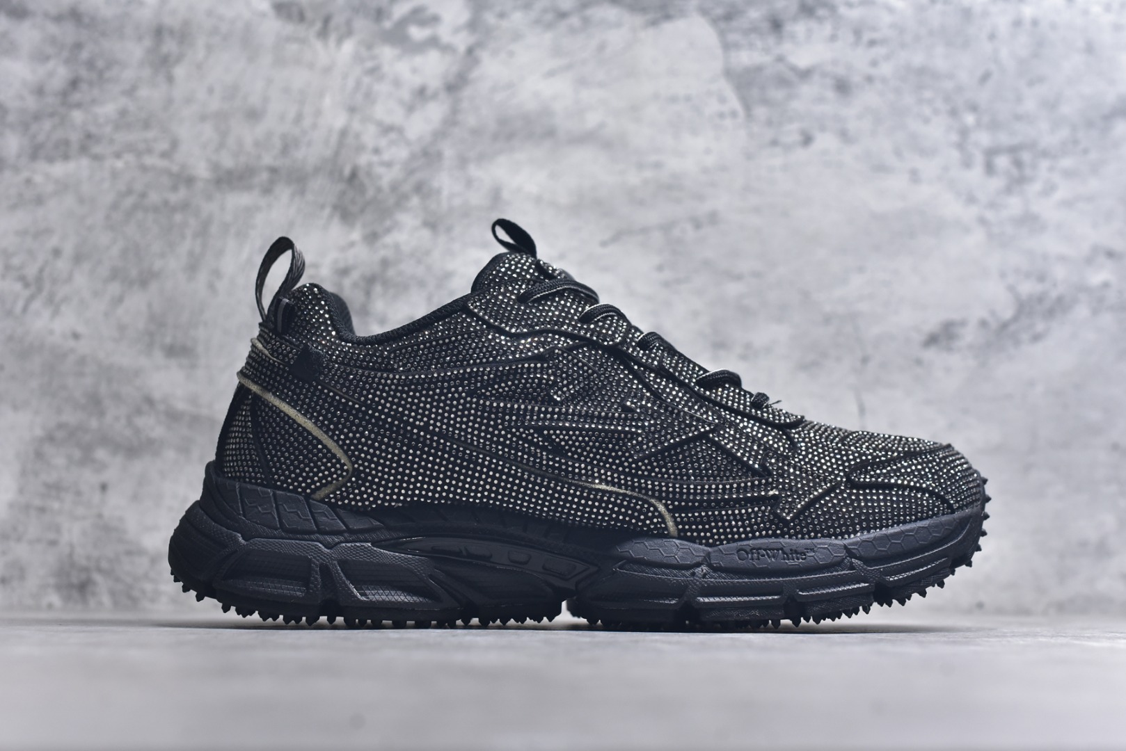 图片[3]-#Off-White 2024年OW最新款跑鞋 黑钻满钻款 百分百原盒正确版 原楦原纸板数据开发 4层分离大底#鞋面采用3d立体打印和多种材料拼接而成#防滑耐磨透气性轻便跑鞋 作为曾经爆火 并且定位奢潮领域的标志性品牌 Off-White 仍需要不断更新符合当下潮流时尚的复古运动鞋款，以期收获基本盘消费者的关注 此次更新的 Off-White 新款运动鞋将经典复古老爹鞋细节设计更加夸张化 并将标志性箭头设计置于显著位置 除此之外 整个系列的色彩搭配也可谓纷繁多样 总有一款适合你 尺码：36 37 38 39 40 41 42 43 44 45 46 47-选品中心