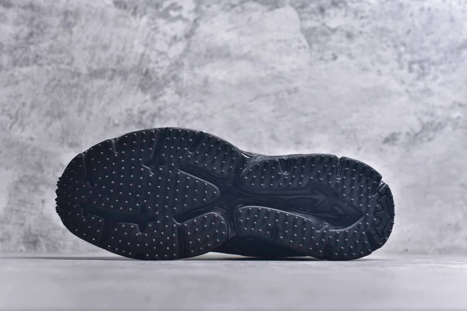 图片[6]-#Off-White 2024年OW最新款跑鞋 黑钻满钻款 百分百原盒正确版 原楦原纸板数据开发 4层分离大底#鞋面采用3d立体打印和多种材料拼接而成#防滑耐磨透气性轻便跑鞋 作为曾经爆火 并且定位奢潮领域的标志性品牌 Off-White 仍需要不断更新符合当下潮流时尚的复古运动鞋款，以期收获基本盘消费者的关注 此次更新的 Off-White 新款运动鞋将经典复古老爹鞋细节设计更加夸张化 并将标志性箭头设计置于显著位置 除此之外 整个系列的色彩搭配也可谓纷繁多样 总有一款适合你 尺码：36 37 38 39 40 41 42 43 44 45 46 47-选品中心