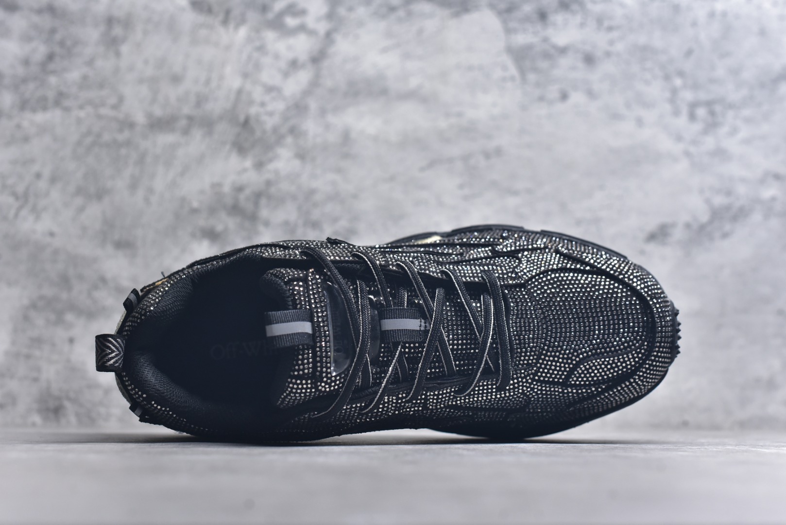 图片[4]-#Off-White 2024年OW最新款跑鞋 黑钻满钻款 百分百原盒正确版 原楦原纸板数据开发 4层分离大底#鞋面采用3d立体打印和多种材料拼接而成#防滑耐磨透气性轻便跑鞋 作为曾经爆火 并且定位奢潮领域的标志性品牌 Off-White 仍需要不断更新符合当下潮流时尚的复古运动鞋款，以期收获基本盘消费者的关注 此次更新的 Off-White 新款运动鞋将经典复古老爹鞋细节设计更加夸张化 并将标志性箭头设计置于显著位置 除此之外 整个系列的色彩搭配也可谓纷繁多样 总有一款适合你 尺码：36 37 38 39 40 41 42 43 44 45 46 47-选品中心