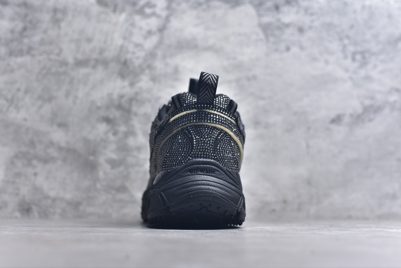 图片[5]-#Off-White 2024年OW最新款跑鞋 黑钻满钻款 百分百原盒正确版 原楦原纸板数据开发 4层分离大底#鞋面采用3d立体打印和多种材料拼接而成#防滑耐磨透气性轻便跑鞋 作为曾经爆火 并且定位奢潮领域的标志性品牌 Off-White 仍需要不断更新符合当下潮流时尚的复古运动鞋款，以期收获基本盘消费者的关注 此次更新的 Off-White 新款运动鞋将经典复古老爹鞋细节设计更加夸张化 并将标志性箭头设计置于显著位置 除此之外 整个系列的色彩搭配也可谓纷繁多样 总有一款适合你 尺码：36 37 38 39 40 41 42 43 44 45 46 47-选品中心