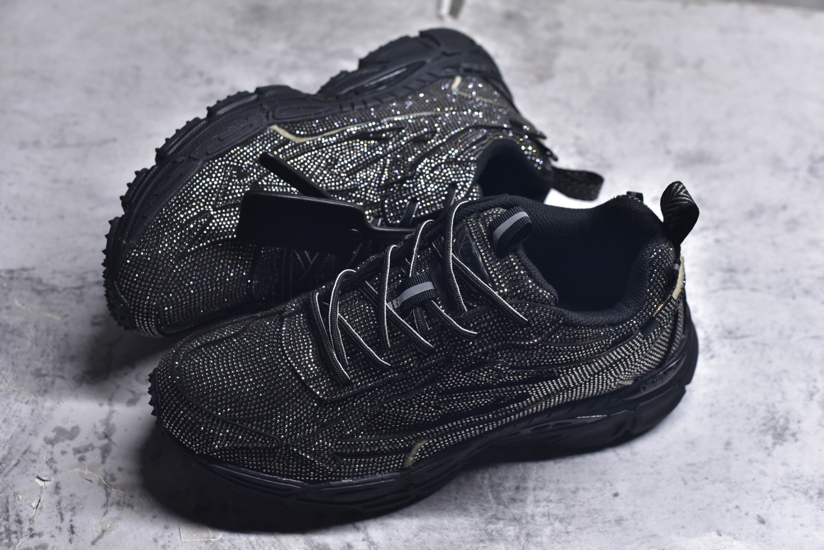 图片[7]-#Off-White 2024年OW最新款跑鞋 黑钻满钻款 百分百原盒正确版 原楦原纸板数据开发 4层分离大底#鞋面采用3d立体打印和多种材料拼接而成#防滑耐磨透气性轻便跑鞋 作为曾经爆火 并且定位奢潮领域的标志性品牌 Off-White 仍需要不断更新符合当下潮流时尚的复古运动鞋款，以期收获基本盘消费者的关注 此次更新的 Off-White 新款运动鞋将经典复古老爹鞋细节设计更加夸张化 并将标志性箭头设计置于显著位置 除此之外 整个系列的色彩搭配也可谓纷繁多样 总有一款适合你 尺码：36 37 38 39 40 41 42 43 44 45 46 47-选品中心