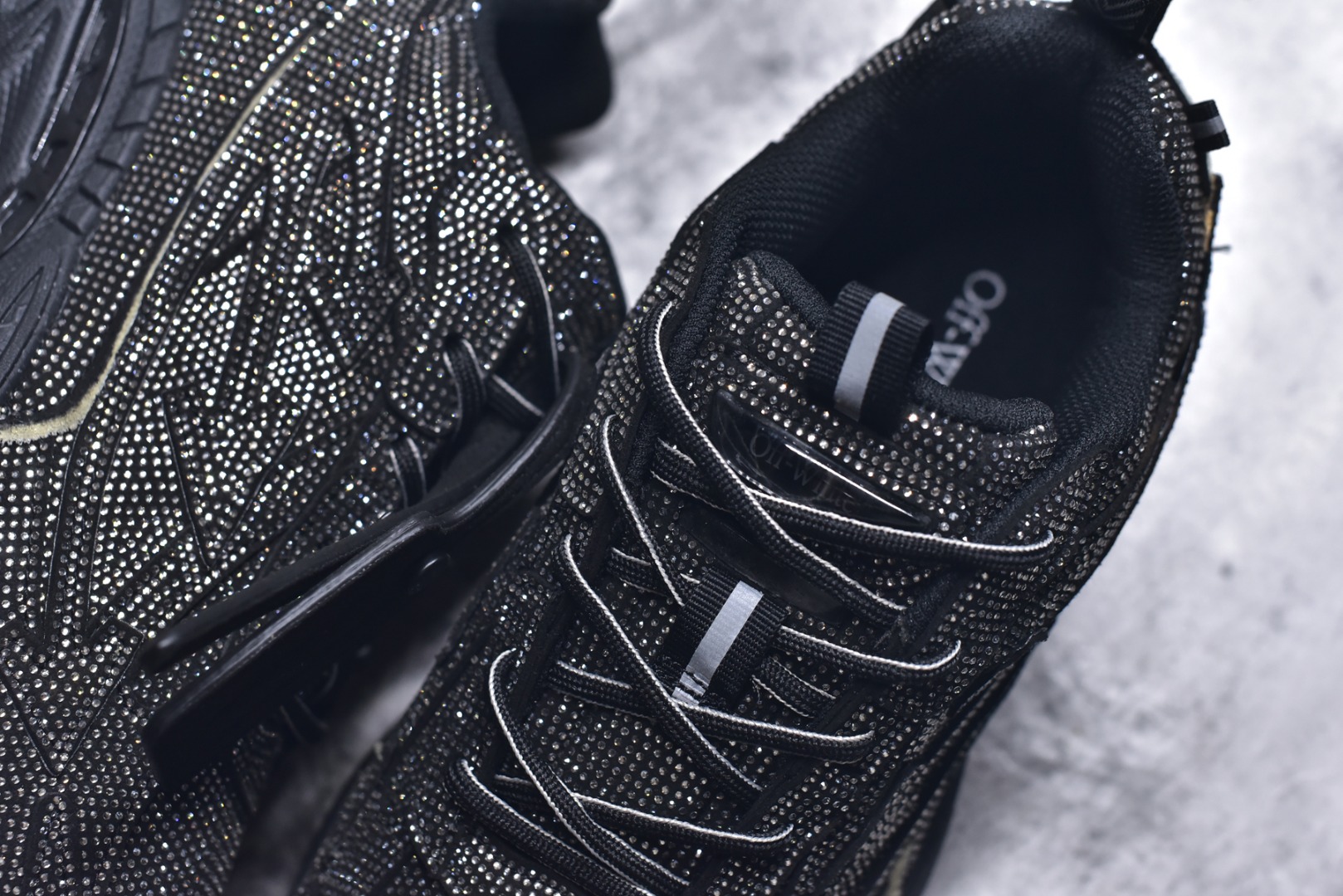 图片[9]-#Off-White 2024年OW最新款跑鞋 黑钻满钻款 百分百原盒正确版 原楦原纸板数据开发 4层分离大底#鞋面采用3d立体打印和多种材料拼接而成#防滑耐磨透气性轻便跑鞋 作为曾经爆火 并且定位奢潮领域的标志性品牌 Off-White 仍需要不断更新符合当下潮流时尚的复古运动鞋款，以期收获基本盘消费者的关注 此次更新的 Off-White 新款运动鞋将经典复古老爹鞋细节设计更加夸张化 并将标志性箭头设计置于显著位置 除此之外 整个系列的色彩搭配也可谓纷繁多样 总有一款适合你 尺码：36 37 38 39 40 41 42 43 44 45 46 47-选品中心