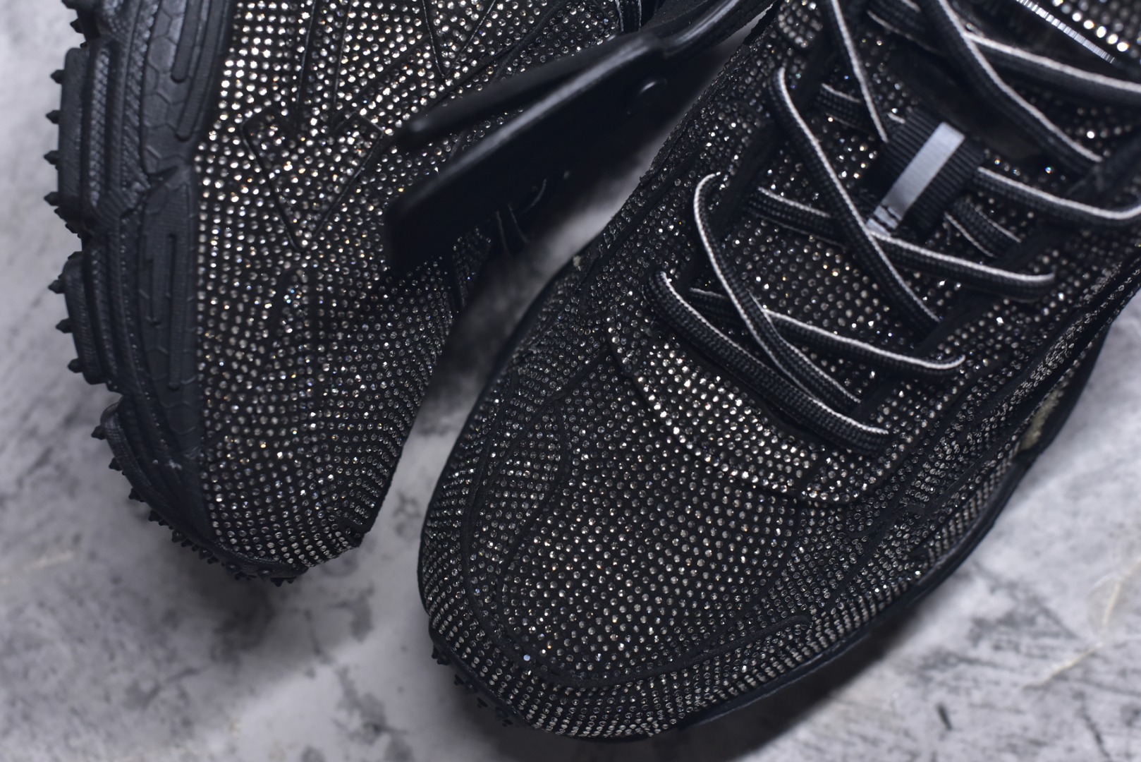 图片[8]-#Off-White 2024年OW最新款跑鞋 黑钻满钻款 百分百原盒正确版 原楦原纸板数据开发 4层分离大底#鞋面采用3d立体打印和多种材料拼接而成#防滑耐磨透气性轻便跑鞋 作为曾经爆火 并且定位奢潮领域的标志性品牌 Off-White 仍需要不断更新符合当下潮流时尚的复古运动鞋款，以期收获基本盘消费者的关注 此次更新的 Off-White 新款运动鞋将经典复古老爹鞋细节设计更加夸张化 并将标志性箭头设计置于显著位置 除此之外 整个系列的色彩搭配也可谓纷繁多样 总有一款适合你 尺码：36 37 38 39 40 41 42 43 44 45 46 47-选品中心