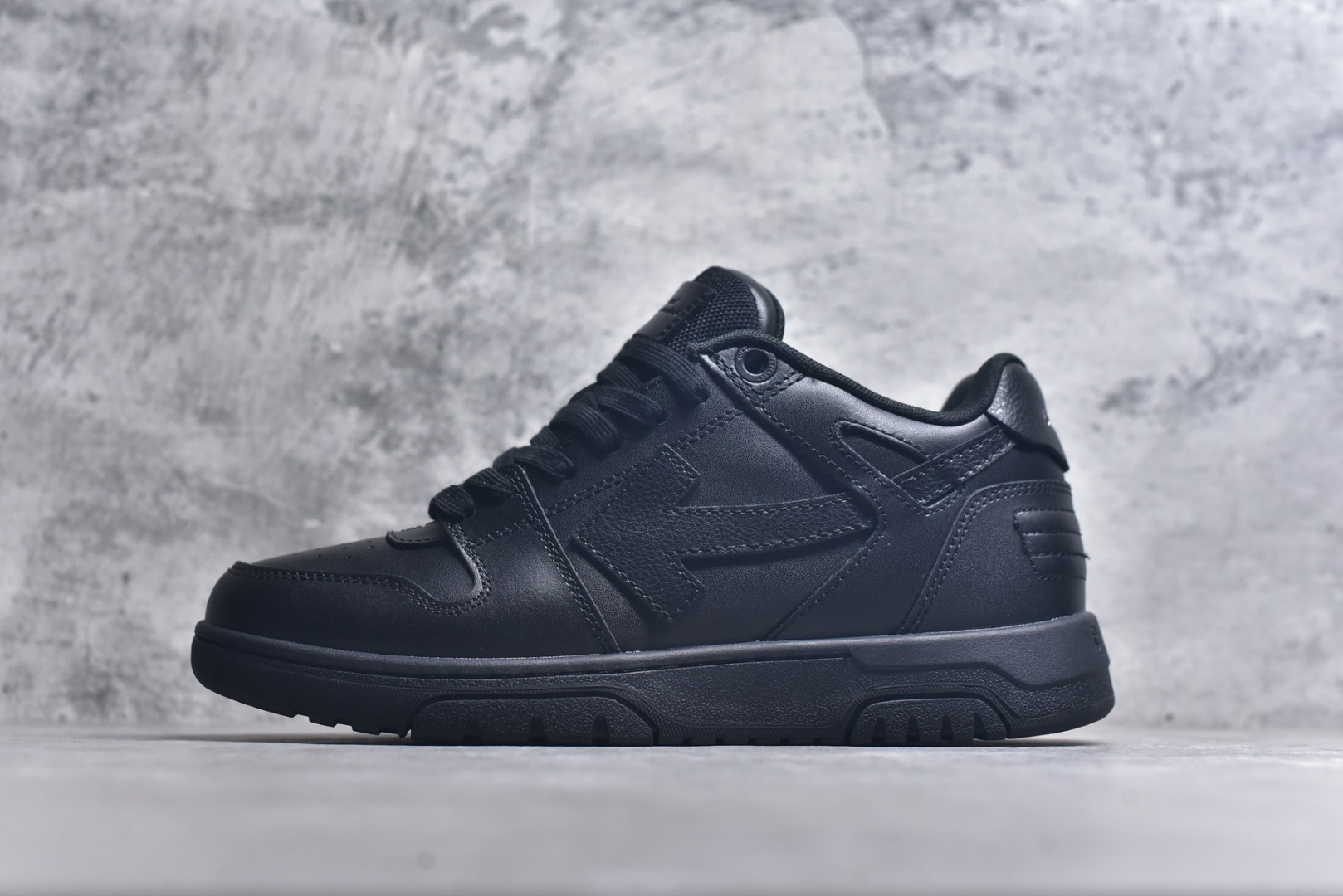 #Off-White C/O VirGil Abloh 人气单品 OW最新款情侣款跑鞋百分百原盒正确版 原楦原纸板数据开发 4层分离大底 鞋面采用3d立体打印和多种材料拼接而成 防滑耐磨透气性轻便跑鞋为曾经爆火 并且定位奢潮领域的标志性品牌 Off-White 仍需要不断更新符合当下潮流时尚的复古运动鞋款，以期收获基本盘消费者的关注🌝并将标志性箭头设计置于显著位置。🧊估计将在未来几个月登陆品牌专柜，喜欢的朋友切莫错过✔鞋面：透气网布➕各种特殊定制材料拼接而成✔大底：md+tpu+橡胶组合大底 尺码：36-47-选品中心