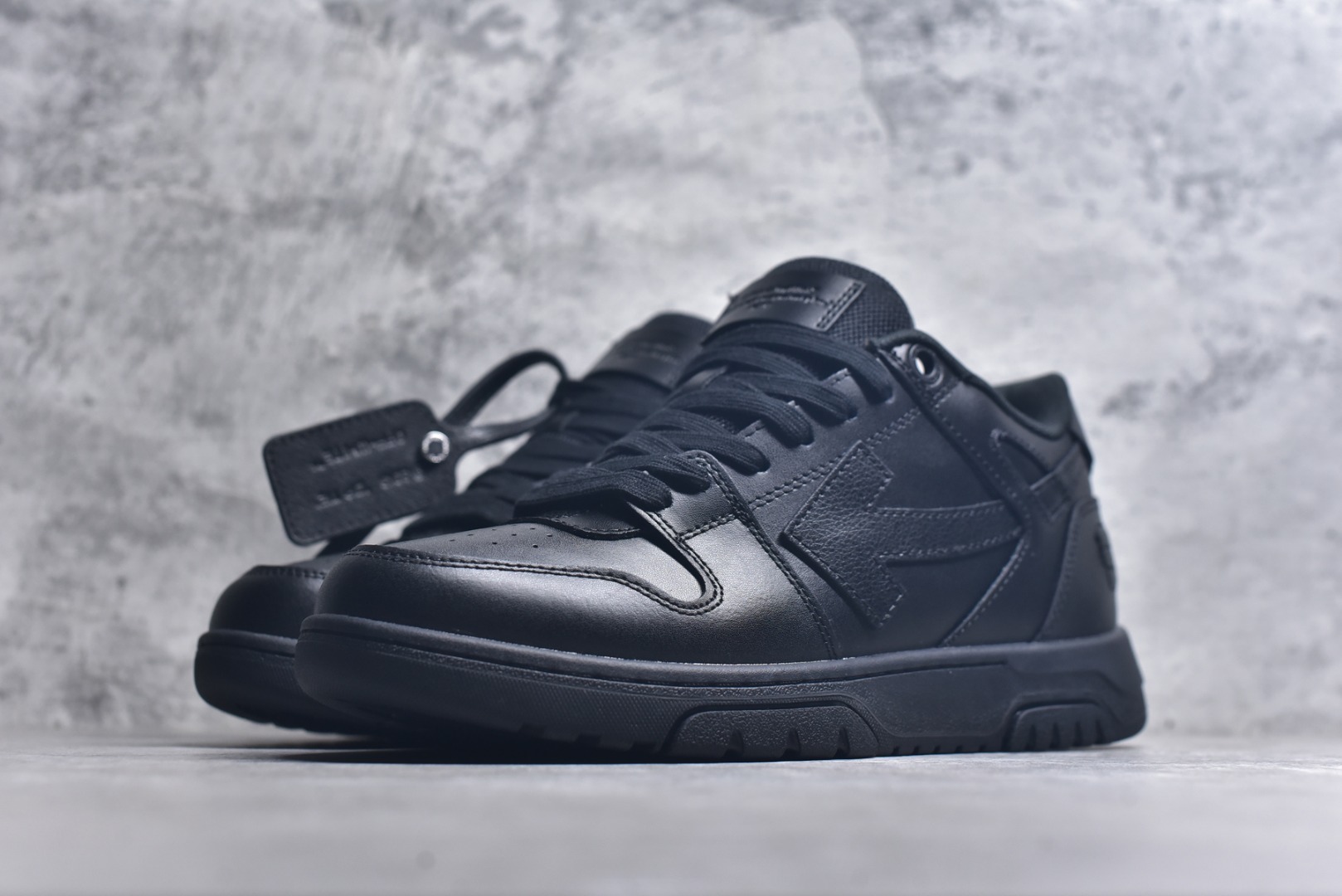 图片[2]-#Off-White C/O VirGil Abloh 人气单品 OW最新款情侣款跑鞋百分百原盒正确版 原楦原纸板数据开发 4层分离大底 鞋面采用3d立体打印和多种材料拼接而成 防滑耐磨透气性轻便跑鞋为曾经爆火 并且定位奢潮领域的标志性品牌 Off-White 仍需要不断更新符合当下潮流时尚的复古运动鞋款，以期收获基本盘消费者的关注🌝并将标志性箭头设计置于显著位置。🧊估计将在未来几个月登陆品牌专柜，喜欢的朋友切莫错过✔鞋面：透气网布➕各种特殊定制材料拼接而成✔大底：md+tpu+橡胶组合大底 尺码：36-47-选品中心