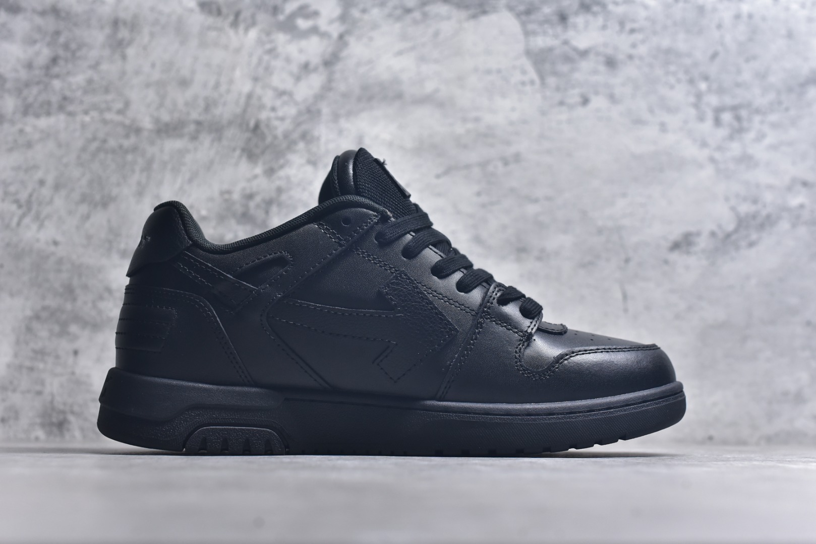 图片[3]-#Off-White C/O VirGil Abloh 人气单品 OW最新款情侣款跑鞋百分百原盒正确版 原楦原纸板数据开发 4层分离大底 鞋面采用3d立体打印和多种材料拼接而成 防滑耐磨透气性轻便跑鞋为曾经爆火 并且定位奢潮领域的标志性品牌 Off-White 仍需要不断更新符合当下潮流时尚的复古运动鞋款，以期收获基本盘消费者的关注🌝并将标志性箭头设计置于显著位置。🧊估计将在未来几个月登陆品牌专柜，喜欢的朋友切莫错过✔鞋面：透气网布➕各种特殊定制材料拼接而成✔大底：md+tpu+橡胶组合大底 尺码：36-47-选品中心