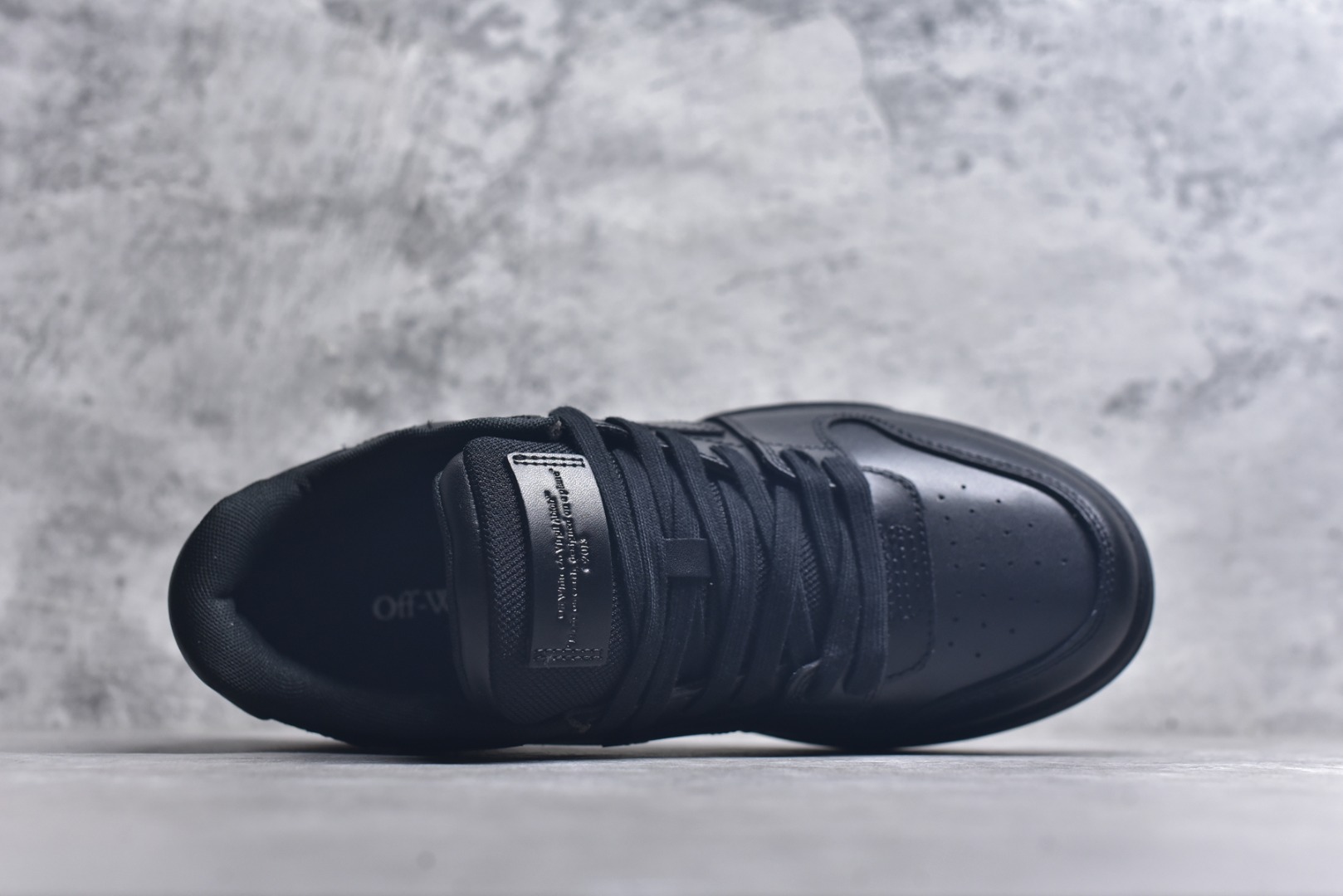 图片[4]-#Off-White C/O VirGil Abloh 人气单品 OW最新款情侣款跑鞋百分百原盒正确版 原楦原纸板数据开发 4层分离大底 鞋面采用3d立体打印和多种材料拼接而成 防滑耐磨透气性轻便跑鞋为曾经爆火 并且定位奢潮领域的标志性品牌 Off-White 仍需要不断更新符合当下潮流时尚的复古运动鞋款，以期收获基本盘消费者的关注🌝并将标志性箭头设计置于显著位置。🧊估计将在未来几个月登陆品牌专柜，喜欢的朋友切莫错过✔鞋面：透气网布➕各种特殊定制材料拼接而成✔大底：md+tpu+橡胶组合大底 尺码：36-47-选品中心