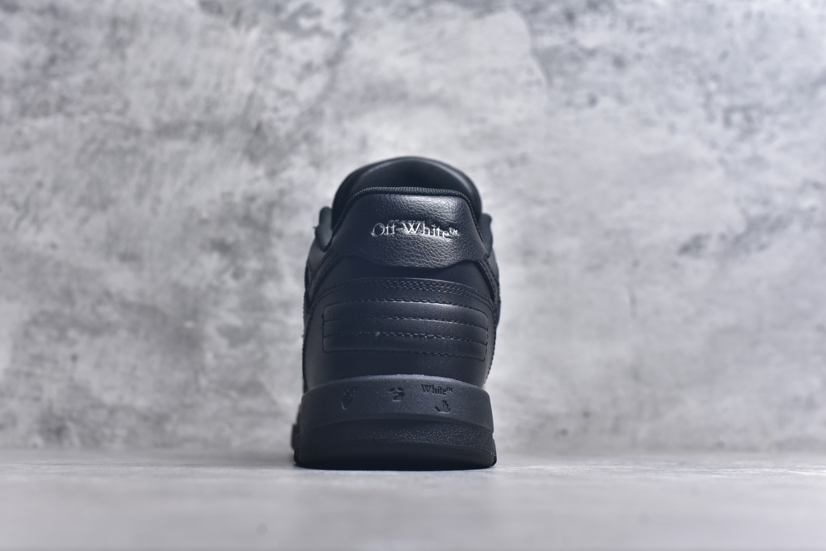 图片[5]-#Off-White C/O VirGil Abloh 人气单品 OW最新款情侣款跑鞋百分百原盒正确版 原楦原纸板数据开发 4层分离大底 鞋面采用3d立体打印和多种材料拼接而成 防滑耐磨透气性轻便跑鞋为曾经爆火 并且定位奢潮领域的标志性品牌 Off-White 仍需要不断更新符合当下潮流时尚的复古运动鞋款，以期收获基本盘消费者的关注🌝并将标志性箭头设计置于显著位置。🧊估计将在未来几个月登陆品牌专柜，喜欢的朋友切莫错过✔鞋面：透气网布➕各种特殊定制材料拼接而成✔大底：md+tpu+橡胶组合大底 尺码：36-47-选品中心