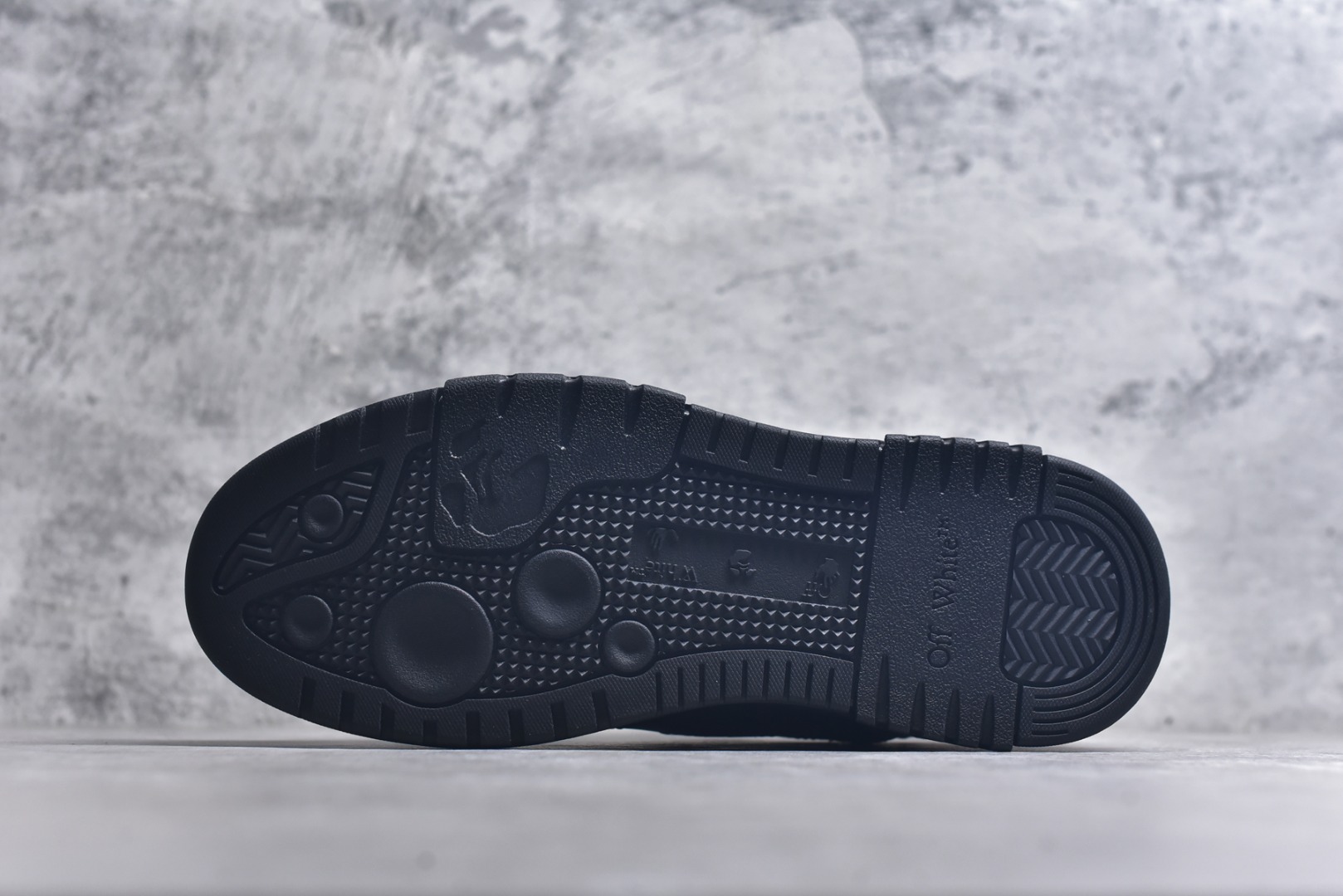 图片[6]-#Off-White C/O VirGil Abloh 人气单品 OW最新款情侣款跑鞋百分百原盒正确版 原楦原纸板数据开发 4层分离大底 鞋面采用3d立体打印和多种材料拼接而成 防滑耐磨透气性轻便跑鞋为曾经爆火 并且定位奢潮领域的标志性品牌 Off-White 仍需要不断更新符合当下潮流时尚的复古运动鞋款，以期收获基本盘消费者的关注🌝并将标志性箭头设计置于显著位置。🧊估计将在未来几个月登陆品牌专柜，喜欢的朋友切莫错过✔鞋面：透气网布➕各种特殊定制材料拼接而成✔大底：md+tpu+橡胶组合大底 尺码：36-47-选品中心