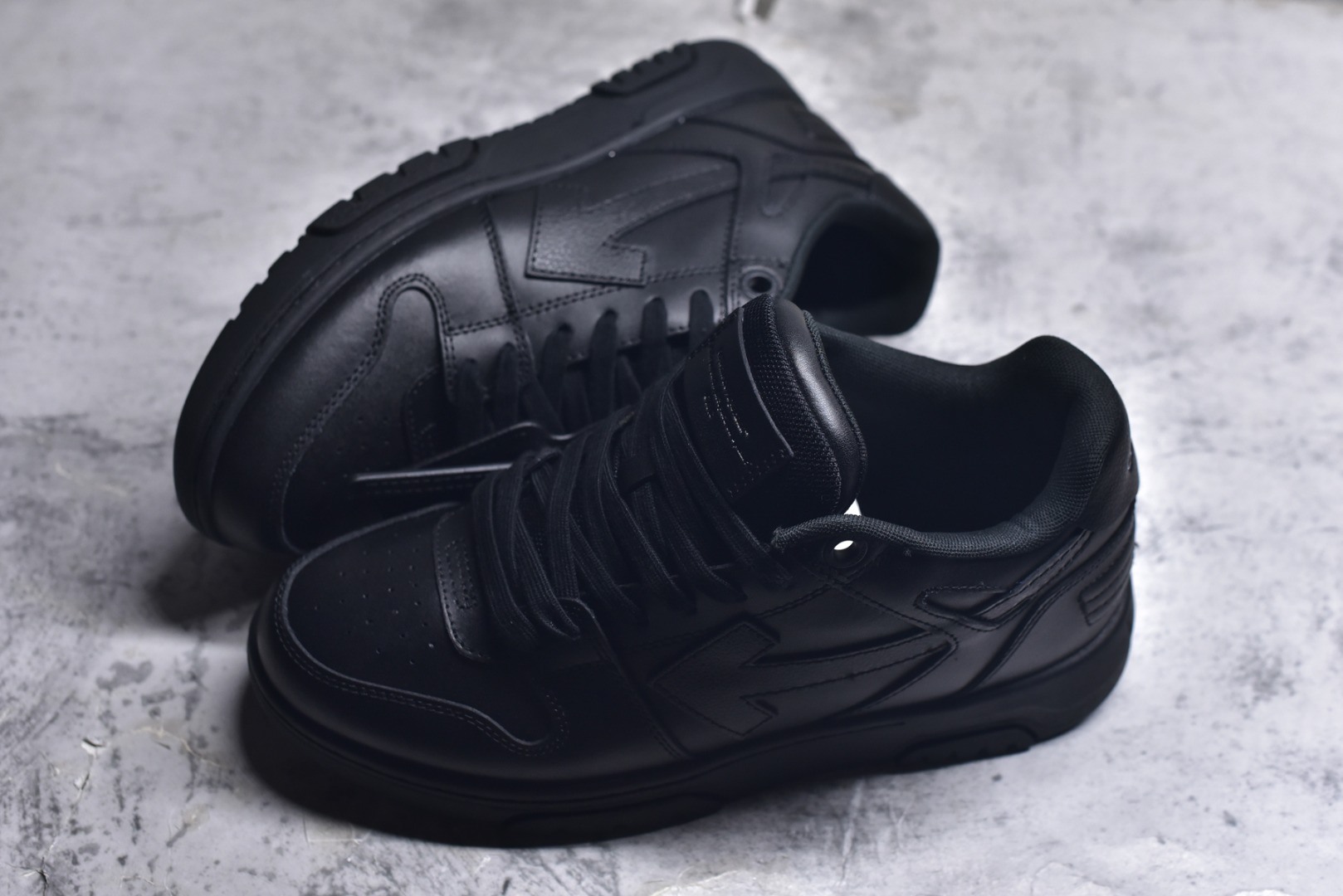 图片[7]-#Off-White C/O VirGil Abloh 人气单品 OW最新款情侣款跑鞋百分百原盒正确版 原楦原纸板数据开发 4层分离大底 鞋面采用3d立体打印和多种材料拼接而成 防滑耐磨透气性轻便跑鞋为曾经爆火 并且定位奢潮领域的标志性品牌 Off-White 仍需要不断更新符合当下潮流时尚的复古运动鞋款，以期收获基本盘消费者的关注🌝并将标志性箭头设计置于显著位置。🧊估计将在未来几个月登陆品牌专柜，喜欢的朋友切莫错过✔鞋面：透气网布➕各种特殊定制材料拼接而成✔大底：md+tpu+橡胶组合大底 尺码：36-47-选品中心