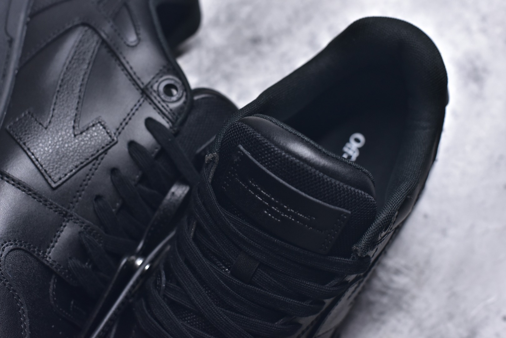 图片[9]-#Off-White C/O VirGil Abloh 人气单品 OW最新款情侣款跑鞋百分百原盒正确版 原楦原纸板数据开发 4层分离大底 鞋面采用3d立体打印和多种材料拼接而成 防滑耐磨透气性轻便跑鞋为曾经爆火 并且定位奢潮领域的标志性品牌 Off-White 仍需要不断更新符合当下潮流时尚的复古运动鞋款，以期收获基本盘消费者的关注🌝并将标志性箭头设计置于显著位置。🧊估计将在未来几个月登陆品牌专柜，喜欢的朋友切莫错过✔鞋面：透气网布➕各种特殊定制材料拼接而成✔大底：md+tpu+橡胶组合大底 尺码：36-47-选品中心