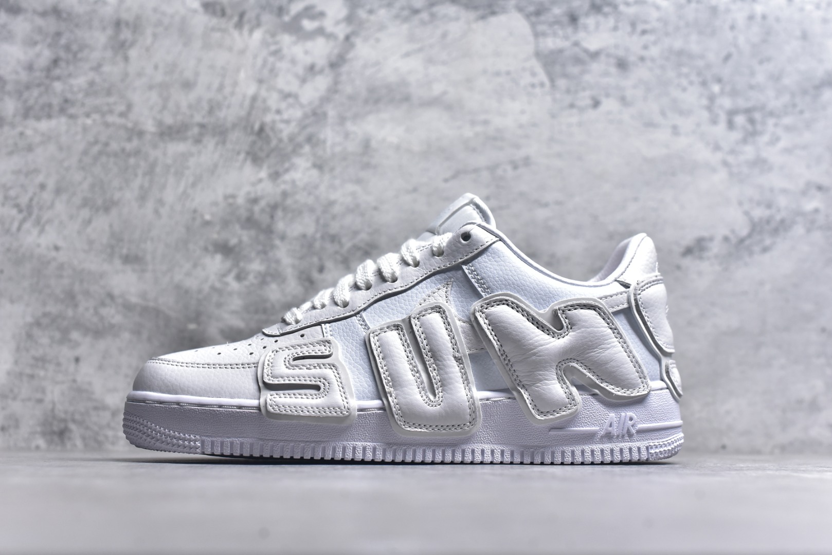 #CPFM x NK Air Force 1 07 Low 空军一号系列低帮经典百搭休闲运动板鞋“联名放大补丁字母” FQ7069-100 近日，A$AP Bari 在其官方社交媒体上预告了 Cactus Plant Flea Market (CPFM) 和 Nike Air Force 1 Low 的全新配色。此次全新推出的紫色和苔藓绿配色，保留了原始黑白版本的标志性风格，均采用皮革鞋面、尼龙鞋舌、带有反光底衬的「AIR SUNSHINE」及同色 AF1 橡胶鞋底。尺码：40-48-选品中心