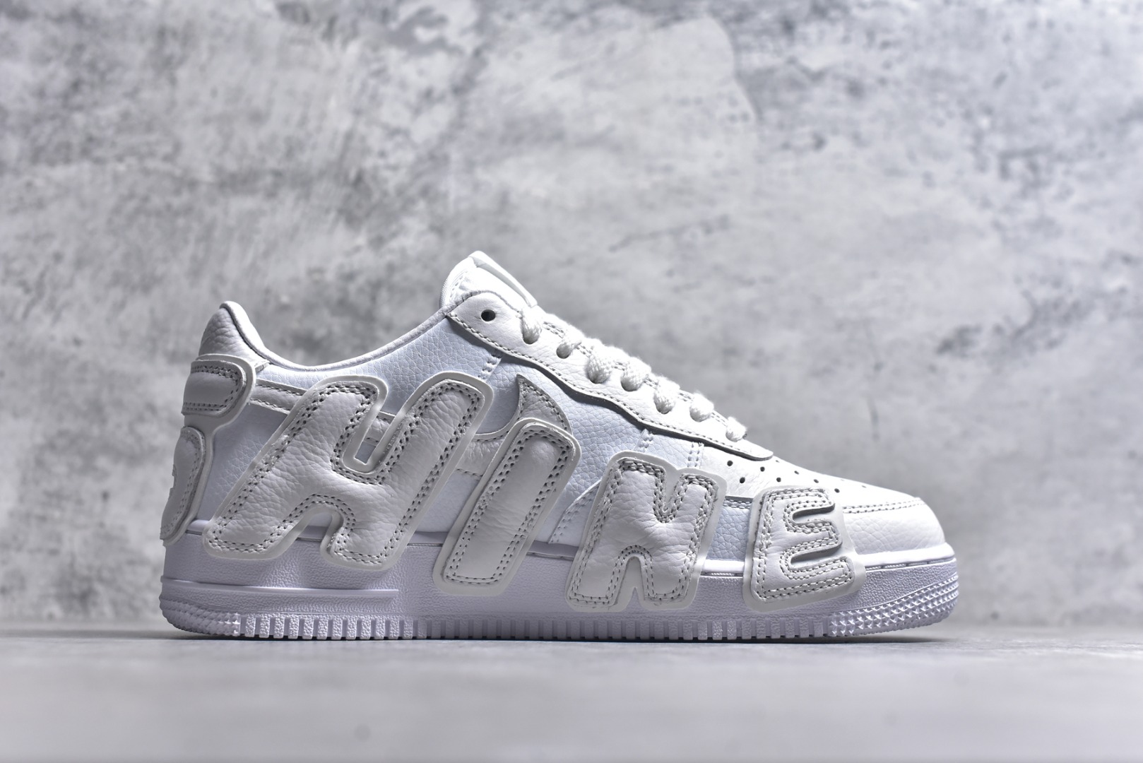 图片[3]-#CPFM x NK Air Force 1 07 Low 空军一号系列低帮经典百搭休闲运动板鞋“联名放大补丁字母” FQ7069-100 近日，A$AP Bari 在其官方社交媒体上预告了 Cactus Plant Flea Market (CPFM) 和 Nike Air Force 1 Low 的全新配色。此次全新推出的紫色和苔藓绿配色，保留了原始黑白版本的标志性风格，均采用皮革鞋面、尼龙鞋舌、带有反光底衬的「AIR SUNSHINE」及同色 AF1 橡胶鞋底。尺码：40-48-选品中心