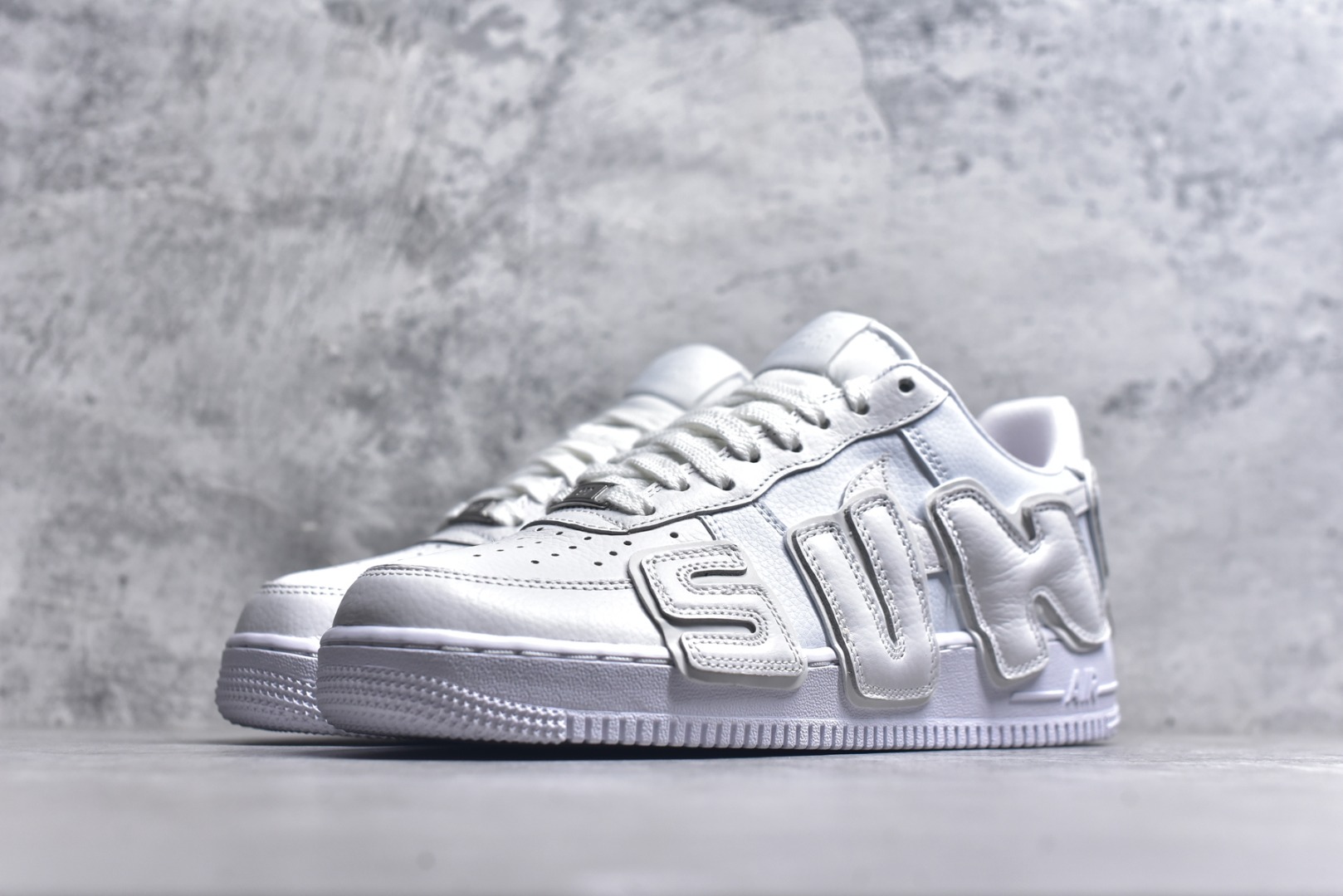 图片[2]-#CPFM x NK Air Force 1 07 Low 空军一号系列低帮经典百搭休闲运动板鞋“联名放大补丁字母” FQ7069-100 近日，A$AP Bari 在其官方社交媒体上预告了 Cactus Plant Flea Market (CPFM) 和 Nike Air Force 1 Low 的全新配色。此次全新推出的紫色和苔藓绿配色，保留了原始黑白版本的标志性风格，均采用皮革鞋面、尼龙鞋舌、带有反光底衬的「AIR SUNSHINE」及同色 AF1 橡胶鞋底。尺码：40-48-选品中心