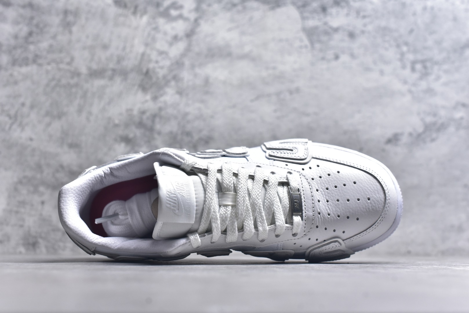 图片[4]-#CPFM x NK Air Force 1 07 Low 空军一号系列低帮经典百搭休闲运动板鞋“联名放大补丁字母” FQ7069-100 近日，A$AP Bari 在其官方社交媒体上预告了 Cactus Plant Flea Market (CPFM) 和 Nike Air Force 1 Low 的全新配色。此次全新推出的紫色和苔藓绿配色，保留了原始黑白版本的标志性风格，均采用皮革鞋面、尼龙鞋舌、带有反光底衬的「AIR SUNSHINE」及同色 AF1 橡胶鞋底。尺码：40-48-选品中心