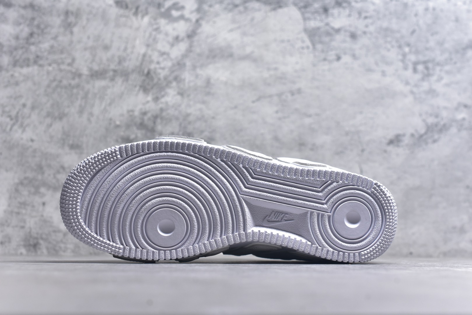 图片[6]-#CPFM x NK Air Force 1 07 Low 空军一号系列低帮经典百搭休闲运动板鞋“联名放大补丁字母” FQ7069-100 近日，A$AP Bari 在其官方社交媒体上预告了 Cactus Plant Flea Market (CPFM) 和 Nike Air Force 1 Low 的全新配色。此次全新推出的紫色和苔藓绿配色，保留了原始黑白版本的标志性风格，均采用皮革鞋面、尼龙鞋舌、带有反光底衬的「AIR SUNSHINE」及同色 AF1 橡胶鞋底。尺码：40-48-选品中心