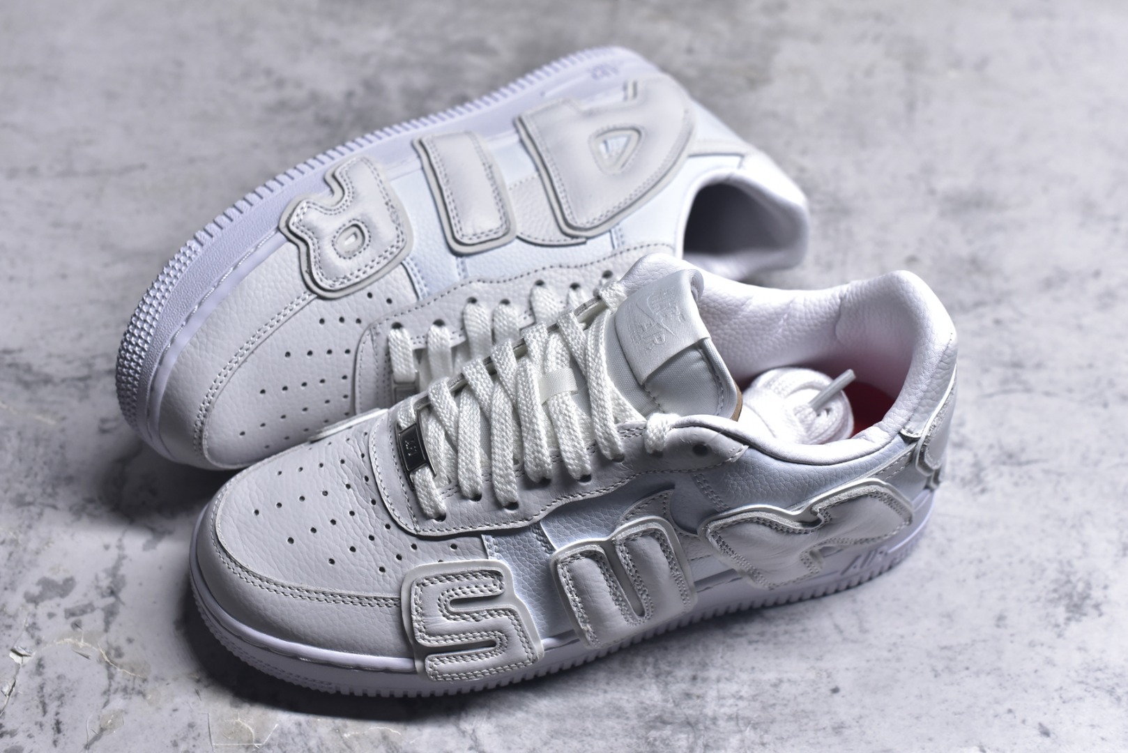 图片[7]-#CPFM x NK Air Force 1 07 Low 空军一号系列低帮经典百搭休闲运动板鞋“联名放大补丁字母” FQ7069-100 近日，A$AP Bari 在其官方社交媒体上预告了 Cactus Plant Flea Market (CPFM) 和 Nike Air Force 1 Low 的全新配色。此次全新推出的紫色和苔藓绿配色，保留了原始黑白版本的标志性风格，均采用皮革鞋面、尼龙鞋舌、带有反光底衬的「AIR SUNSHINE」及同色 AF1 橡胶鞋底。尺码：40-48-选品中心