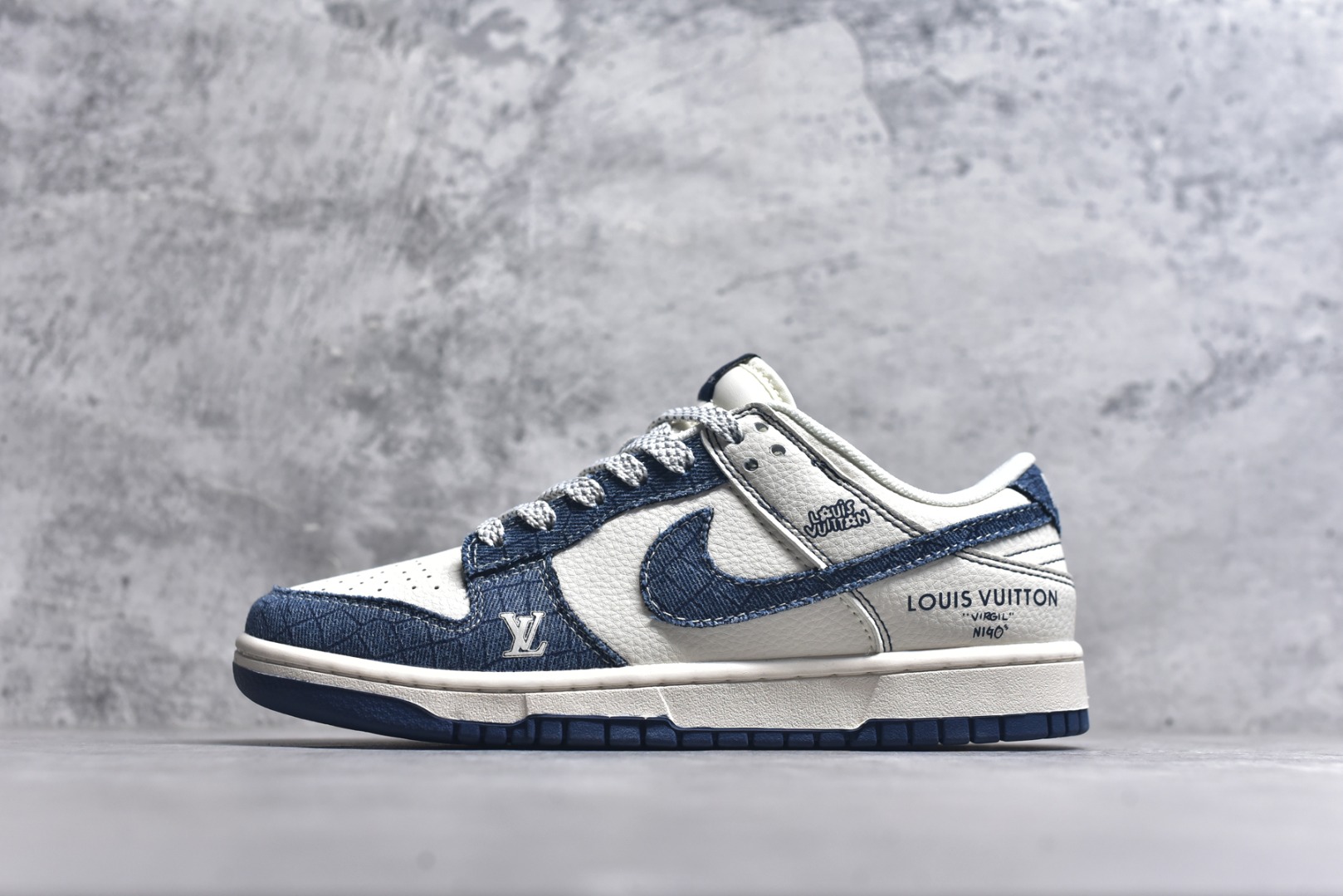 #Nike SB Dunk Low LV系列 牛仔布蓝勾 周年高端定制 低帮休闲板鞋 FC1688-221 #定制鞋盒 大厂纯原品质出货 超高清洁度 皮料切割干净无任何毛边 细节完美 尺码：36 36.5 37.5 38 36.5 39 40 40.5 41 42 42.5 43 44 44.5 45 9.E5-选品中心