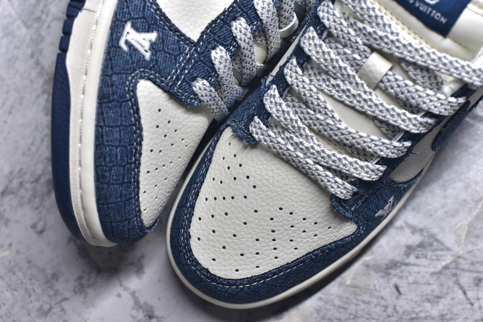 图片[8]-#Nike SB Dunk Low LV系列 牛仔布蓝勾 周年高端定制 低帮休闲板鞋 FC1688-221 #定制鞋盒 大厂纯原品质出货 超高清洁度 皮料切割干净无任何毛边 细节完美 尺码：36 36.5 37.5 38 36.5 39 40 40.5 41 42 42.5 43 44 44.5 45 9.E5-选品中心