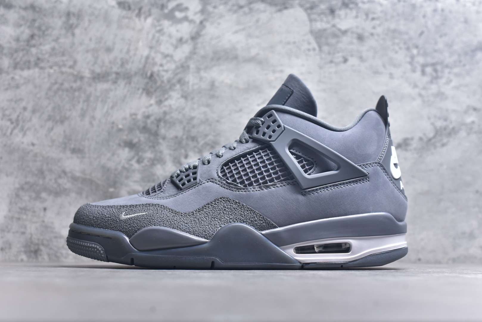 #Nigel Sylvester x Air Jordan AJ4 “Brick by Brick” 联名灰砖 货号：HF4340-003 全套原纸板楦头开发 调试30余版 确保原汁原味完美呈现四代版型 一比一鞋头弧度高度趴度鞋身弧度 此版本只针对中端市场 皮料材质有所更替 其他数据细节工艺流程均保持公司一致 细节品控鞋型随意秒杀市面3XX 4XX 原厂TPU网格鞋带扣 正确内里网布 菱角分明不变形无多余毛边 柔软性质感一致于原鞋 原厂织唛标 原厂飞人电绣工艺 独家绑鞋带手法 印刷中底布 四线拉帮 米色美纹纸贴合固定 进口港宝加持 后跟自然饱满 全鞋荧光划线卡点 追求极致完美 每一双都是工艺品 多重QC质检 超越公司货的品控标准 实实在在的免检产品 尺码：40 40.5 41 42 42.5 43 44 44.5 45 46 47.5 48.5-选品中心