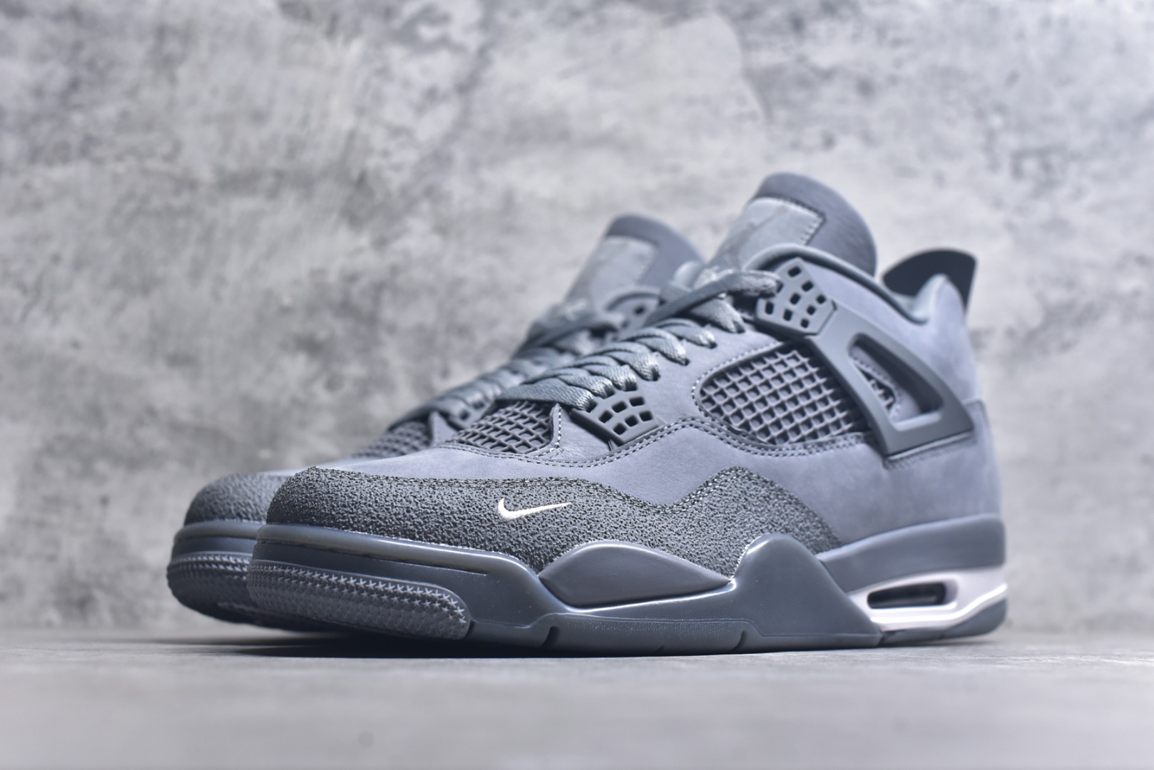 图片[2]-#Nigel Sylvester x Air Jordan AJ4 “Brick by Brick” 联名灰砖 货号：HF4340-003 全套原纸板楦头开发 调试30余版 确保原汁原味完美呈现四代版型 一比一鞋头弧度高度趴度鞋身弧度 此版本只针对中端市场 皮料材质有所更替 其他数据细节工艺流程均保持公司一致 细节品控鞋型随意秒杀市面3XX 4XX 原厂TPU网格鞋带扣 正确内里网布 菱角分明不变形无多余毛边 柔软性质感一致于原鞋 原厂织唛标 原厂飞人电绣工艺 独家绑鞋带手法 印刷中底布 四线拉帮 米色美纹纸贴合固定 进口港宝加持 后跟自然饱满 全鞋荧光划线卡点 追求极致完美 每一双都是工艺品 多重QC质检 超越公司货的品控标准 实实在在的免检产品 尺码：40 40.5 41 42 42.5 43 44 44.5 45 46 47.5 48.5-选品中心