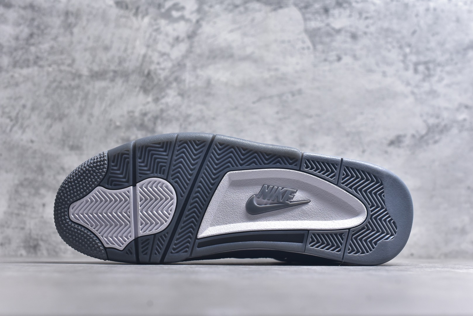 图片[6]-#Nigel Sylvester x Air Jordan AJ4 “Brick by Brick” 联名灰砖 货号：HF4340-003 全套原纸板楦头开发 调试30余版 确保原汁原味完美呈现四代版型 一比一鞋头弧度高度趴度鞋身弧度 此版本只针对中端市场 皮料材质有所更替 其他数据细节工艺流程均保持公司一致 细节品控鞋型随意秒杀市面3XX 4XX 原厂TPU网格鞋带扣 正确内里网布 菱角分明不变形无多余毛边 柔软性质感一致于原鞋 原厂织唛标 原厂飞人电绣工艺 独家绑鞋带手法 印刷中底布 四线拉帮 米色美纹纸贴合固定 进口港宝加持 后跟自然饱满 全鞋荧光划线卡点 追求极致完美 每一双都是工艺品 多重QC质检 超越公司货的品控标准 实实在在的免检产品 尺码：40 40.5 41 42 42.5 43 44 44.5 45 46 47.5 48.5-选品中心