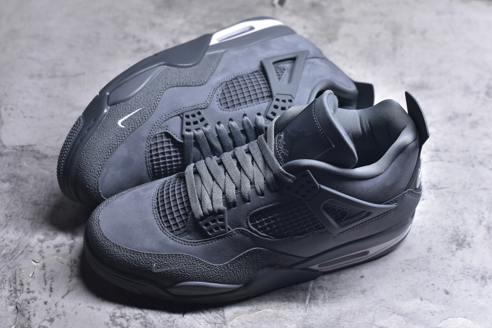 图片[7]-#Nigel Sylvester x Air Jordan AJ4 “Brick by Brick” 联名灰砖 货号：HF4340-003 全套原纸板楦头开发 调试30余版 确保原汁原味完美呈现四代版型 一比一鞋头弧度高度趴度鞋身弧度 此版本只针对中端市场 皮料材质有所更替 其他数据细节工艺流程均保持公司一致 细节品控鞋型随意秒杀市面3XX 4XX 原厂TPU网格鞋带扣 正确内里网布 菱角分明不变形无多余毛边 柔软性质感一致于原鞋 原厂织唛标 原厂飞人电绣工艺 独家绑鞋带手法 印刷中底布 四线拉帮 米色美纹纸贴合固定 进口港宝加持 后跟自然饱满 全鞋荧光划线卡点 追求极致完美 每一双都是工艺品 多重QC质检 超越公司货的品控标准 实实在在的免检产品 尺码：40 40.5 41 42 42.5 43 44 44.5 45 46 47.5 48.5-选品中心