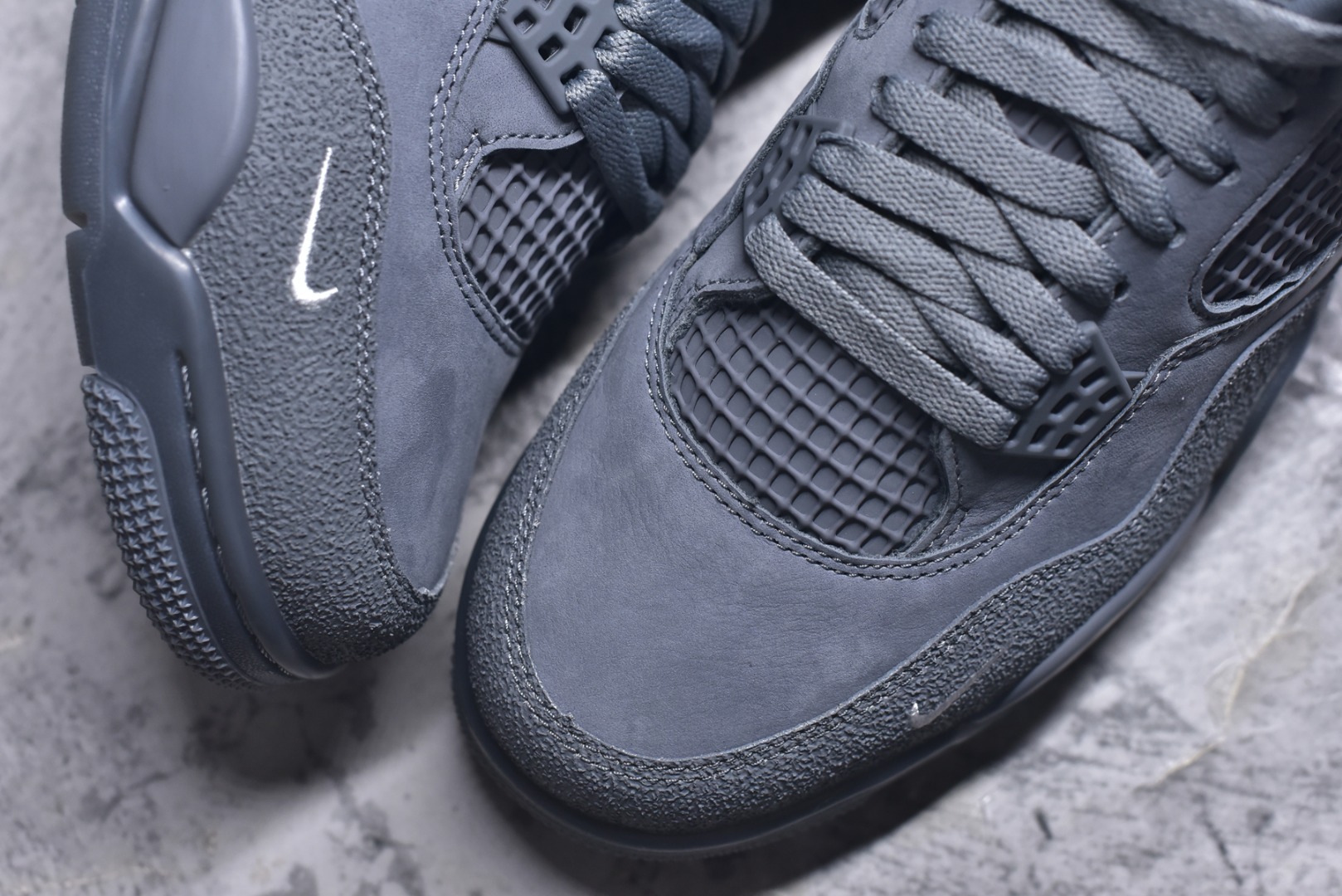 图片[8]-#Nigel Sylvester x Air Jordan AJ4 “Brick by Brick” 联名灰砖 货号：HF4340-003 全套原纸板楦头开发 调试30余版 确保原汁原味完美呈现四代版型 一比一鞋头弧度高度趴度鞋身弧度 此版本只针对中端市场 皮料材质有所更替 其他数据细节工艺流程均保持公司一致 细节品控鞋型随意秒杀市面3XX 4XX 原厂TPU网格鞋带扣 正确内里网布 菱角分明不变形无多余毛边 柔软性质感一致于原鞋 原厂织唛标 原厂飞人电绣工艺 独家绑鞋带手法 印刷中底布 四线拉帮 米色美纹纸贴合固定 进口港宝加持 后跟自然饱满 全鞋荧光划线卡点 追求极致完美 每一双都是工艺品 多重QC质检 超越公司货的品控标准 实实在在的免检产品 尺码：40 40.5 41 42 42.5 43 44 44.5 45 46 47.5 48.5-选品中心