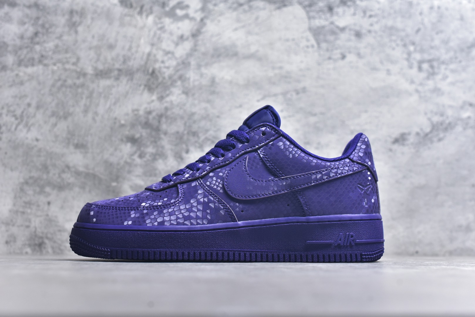 #NK Air Force 1 Low Kobe 空军一号时尚舒适防滑耐磨低帮板鞋 科比紫色 IB0018-500 独家私模大底 头层原厂皮料 原盒原配 不规则波浪大底咬花 全鞋电脑针车 工整有序 视觉效果满分 原厂拉帮手法 标准四线 密度针距针孔大小控制到位 原装反口里网布海绵 正确卡色网眼大小 新版鞋撑改用纸团代替 原厂港宝加持完美还原灵魂版型 原盒原配从里到外百分百还原 原厂全头层原厂皮料 原标原盒 内置Sole气垫 中底白色背胶 中底划线 已经无限的接近公司 原厂楦头 原厂刺绣 后跟弧度修正 尺码：40 40.5 41 42 42.5 43 44 44.5 45 46 47.5 48.5-选品中心