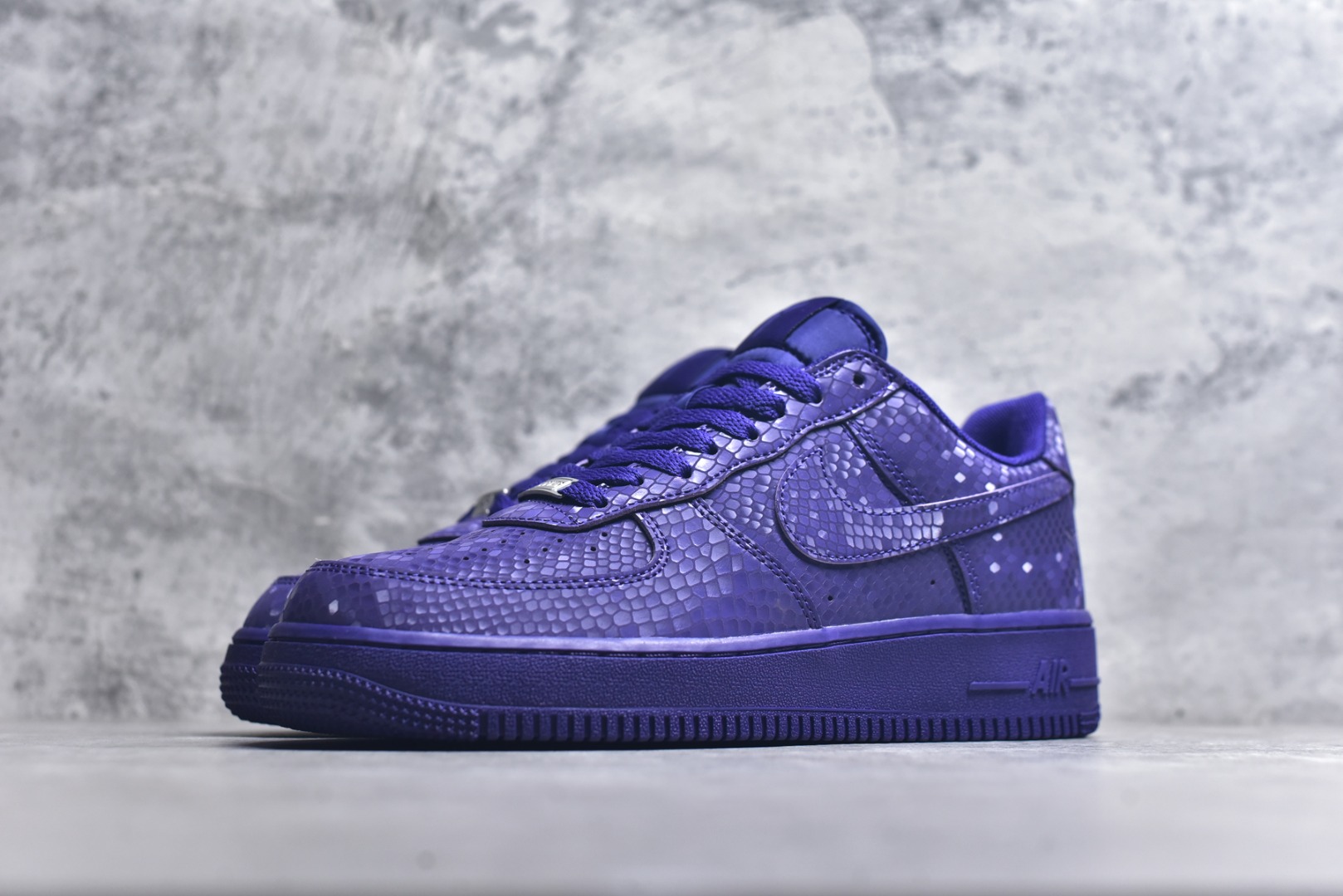 图片[2]-#NK Air Force 1 Low Kobe 空军一号时尚舒适防滑耐磨低帮板鞋 科比紫色 IB0018-500 独家私模大底 头层原厂皮料 原盒原配 不规则波浪大底咬花 全鞋电脑针车 工整有序 视觉效果满分 原厂拉帮手法 标准四线 密度针距针孔大小控制到位 原装反口里网布海绵 正确卡色网眼大小 新版鞋撑改用纸团代替 原厂港宝加持完美还原灵魂版型 原盒原配从里到外百分百还原 原厂全头层原厂皮料 原标原盒 内置Sole气垫 中底白色背胶 中底划线 已经无限的接近公司 原厂楦头 原厂刺绣 后跟弧度修正 尺码：40 40.5 41 42 42.5 43 44 44.5 45 46 47.5 48.5-选品中心