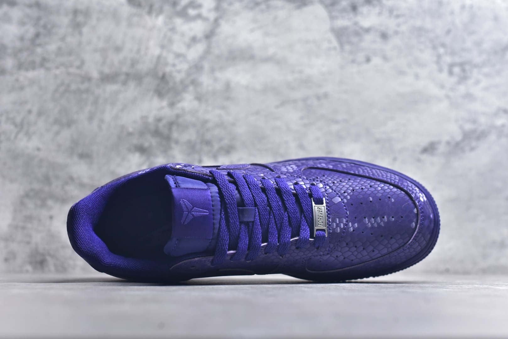 图片[4]-#NK Air Force 1 Low Kobe 空军一号时尚舒适防滑耐磨低帮板鞋 科比紫色 IB0018-500 独家私模大底 头层原厂皮料 原盒原配 不规则波浪大底咬花 全鞋电脑针车 工整有序 视觉效果满分 原厂拉帮手法 标准四线 密度针距针孔大小控制到位 原装反口里网布海绵 正确卡色网眼大小 新版鞋撑改用纸团代替 原厂港宝加持完美还原灵魂版型 原盒原配从里到外百分百还原 原厂全头层原厂皮料 原标原盒 内置Sole气垫 中底白色背胶 中底划线 已经无限的接近公司 原厂楦头 原厂刺绣 后跟弧度修正 尺码：40 40.5 41 42 42.5 43 44 44.5 45 46 47.5 48.5-选品中心