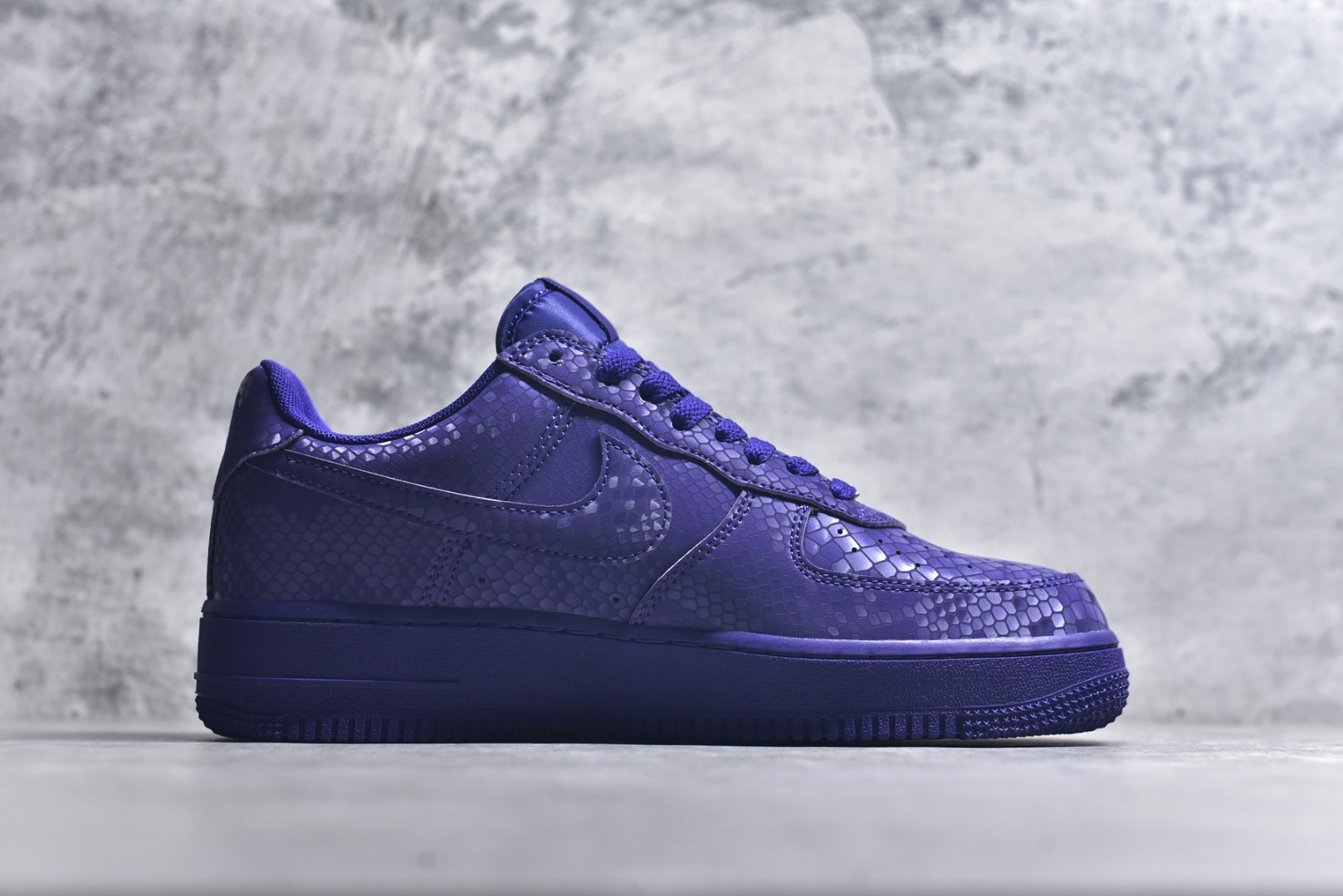 图片[3]-#NK Air Force 1 Low Kobe 空军一号时尚舒适防滑耐磨低帮板鞋 科比紫色 IB0018-500 独家私模大底 头层原厂皮料 原盒原配 不规则波浪大底咬花 全鞋电脑针车 工整有序 视觉效果满分 原厂拉帮手法 标准四线 密度针距针孔大小控制到位 原装反口里网布海绵 正确卡色网眼大小 新版鞋撑改用纸团代替 原厂港宝加持完美还原灵魂版型 原盒原配从里到外百分百还原 原厂全头层原厂皮料 原标原盒 内置Sole气垫 中底白色背胶 中底划线 已经无限的接近公司 原厂楦头 原厂刺绣 后跟弧度修正 尺码：40 40.5 41 42 42.5 43 44 44.5 45 46 47.5 48.5-选品中心