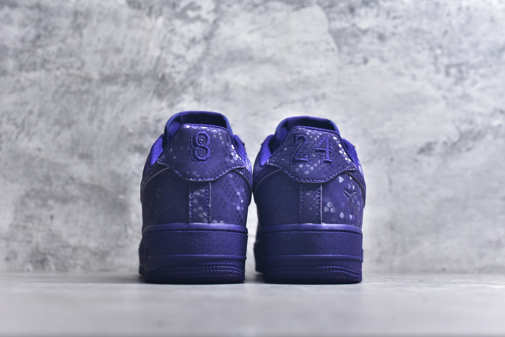 图片[5]-#NK Air Force 1 Low Kobe 空军一号时尚舒适防滑耐磨低帮板鞋 科比紫色 IB0018-500 独家私模大底 头层原厂皮料 原盒原配 不规则波浪大底咬花 全鞋电脑针车 工整有序 视觉效果满分 原厂拉帮手法 标准四线 密度针距针孔大小控制到位 原装反口里网布海绵 正确卡色网眼大小 新版鞋撑改用纸团代替 原厂港宝加持完美还原灵魂版型 原盒原配从里到外百分百还原 原厂全头层原厂皮料 原标原盒 内置Sole气垫 中底白色背胶 中底划线 已经无限的接近公司 原厂楦头 原厂刺绣 后跟弧度修正 尺码：40 40.5 41 42 42.5 43 44 44.5 45 46 47.5 48.5-选品中心